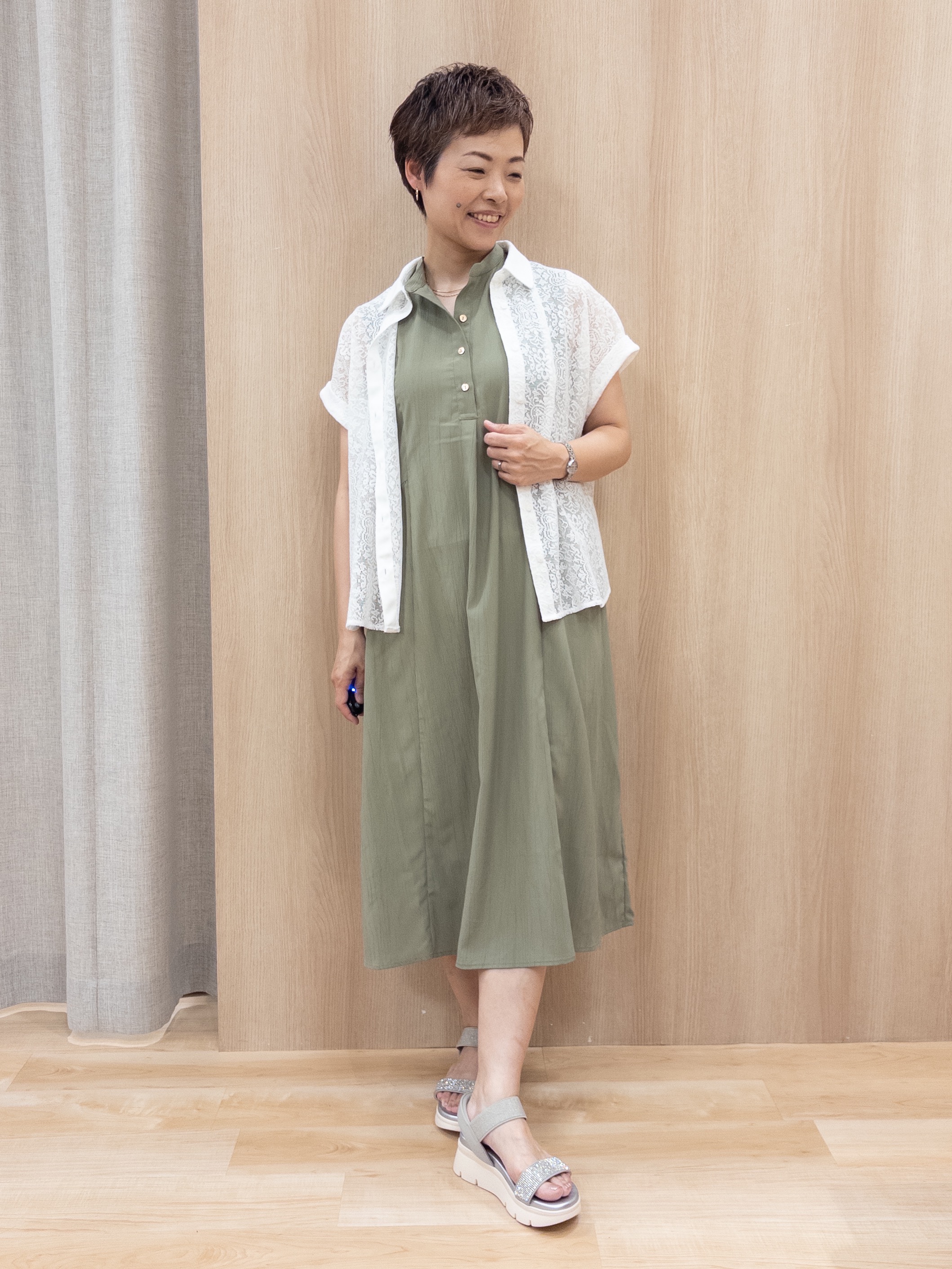 シュウコさんの「grove｜【低身長さんも選べる着丈・洗濯機◎】テントラインワンピース」を使ったコーディネート