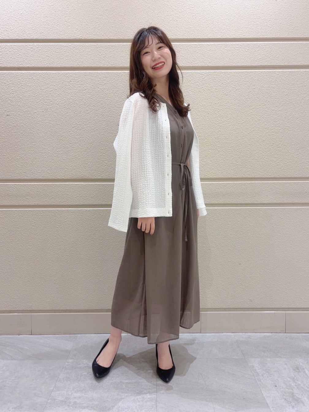 ユナさんの「UNTITLED｜【通気性/前開きボタン】シアーVネックワンピース」を使ったコーディネート