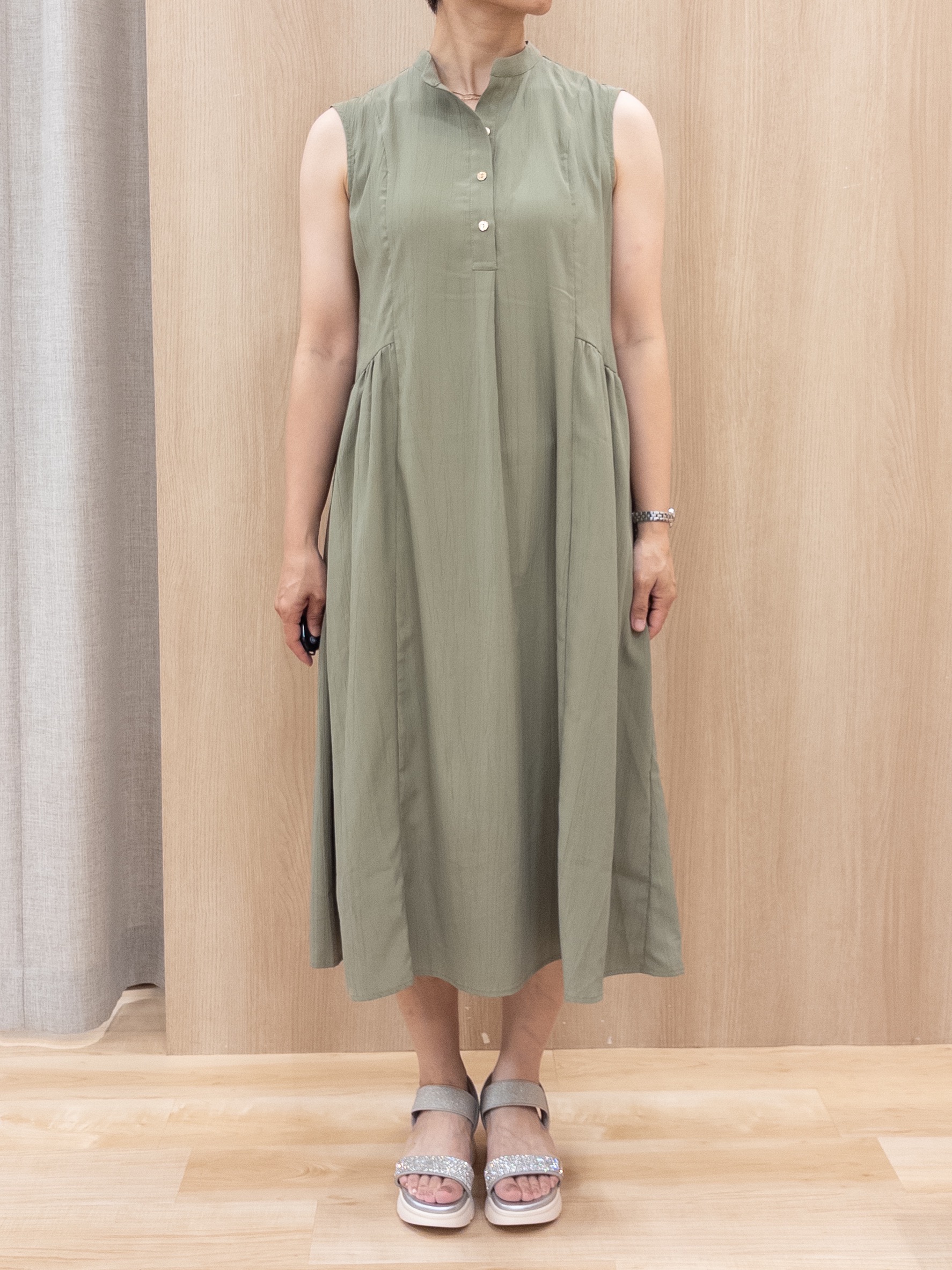 シュウコさんの「grove｜【低身長さんも選べる着丈・洗濯機◎】テントラインワンピース」を使ったコーディネート