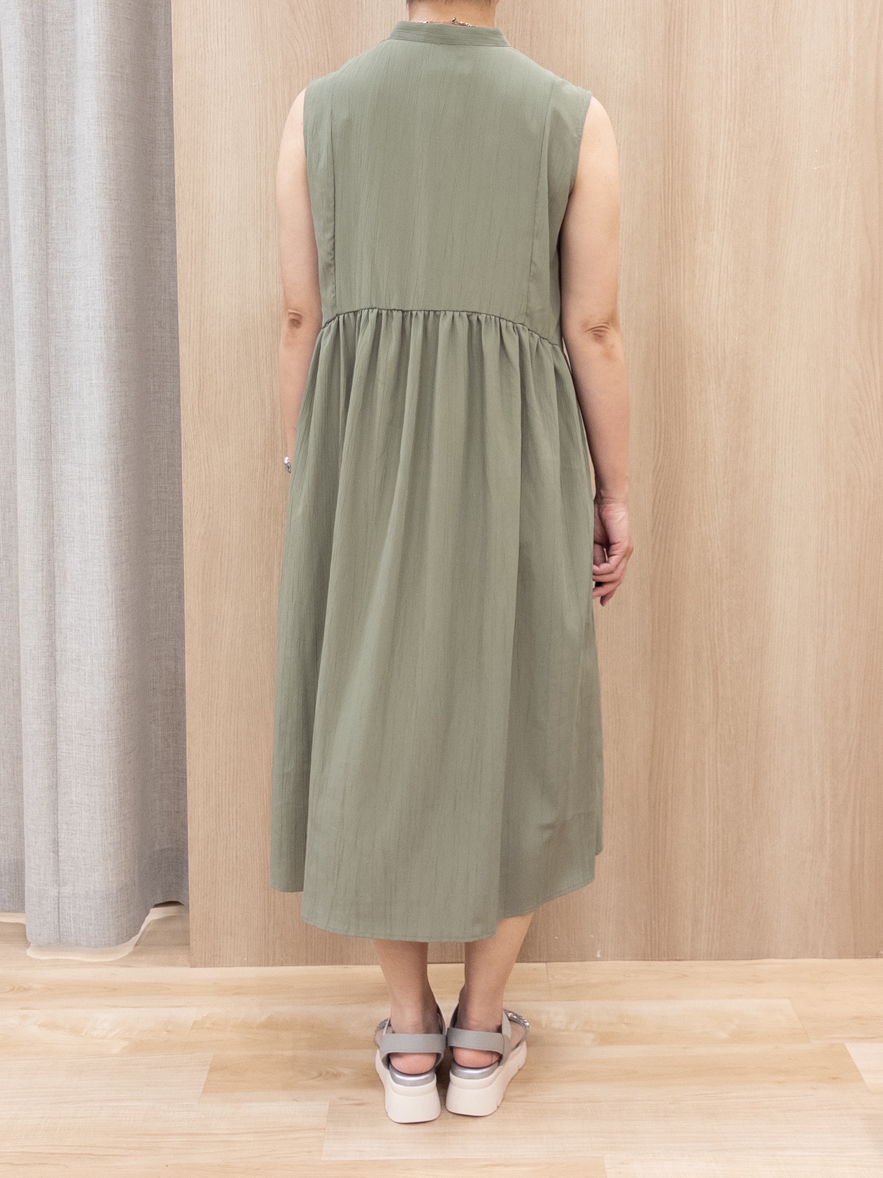 シュウコさんの「grove｜【低身長さんも選べる着丈・洗濯機◎】テントラインワンピース」を使ったコーディネート
