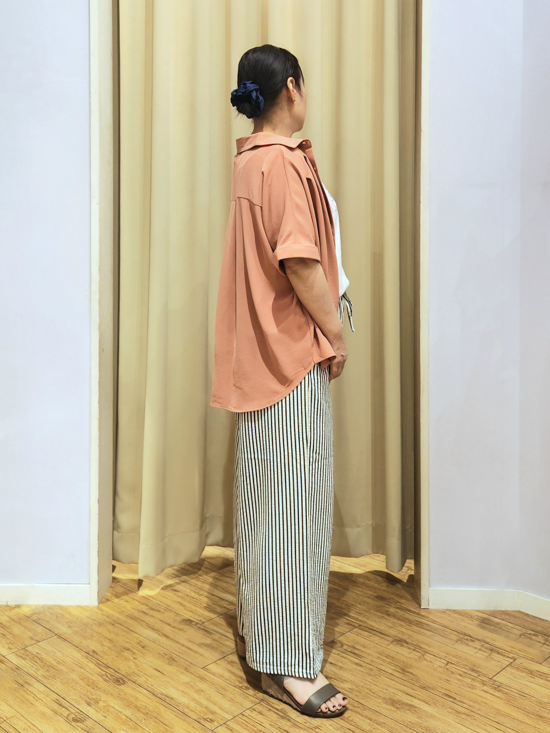 くまさんの「SHOO･LA･RUE｜【ひんやり/洗濯後しわになりにくい/S-LL】着るだけでこなれ見え 二の腕も隠せるデザイン半袖シャツ」を使ったコーディネート