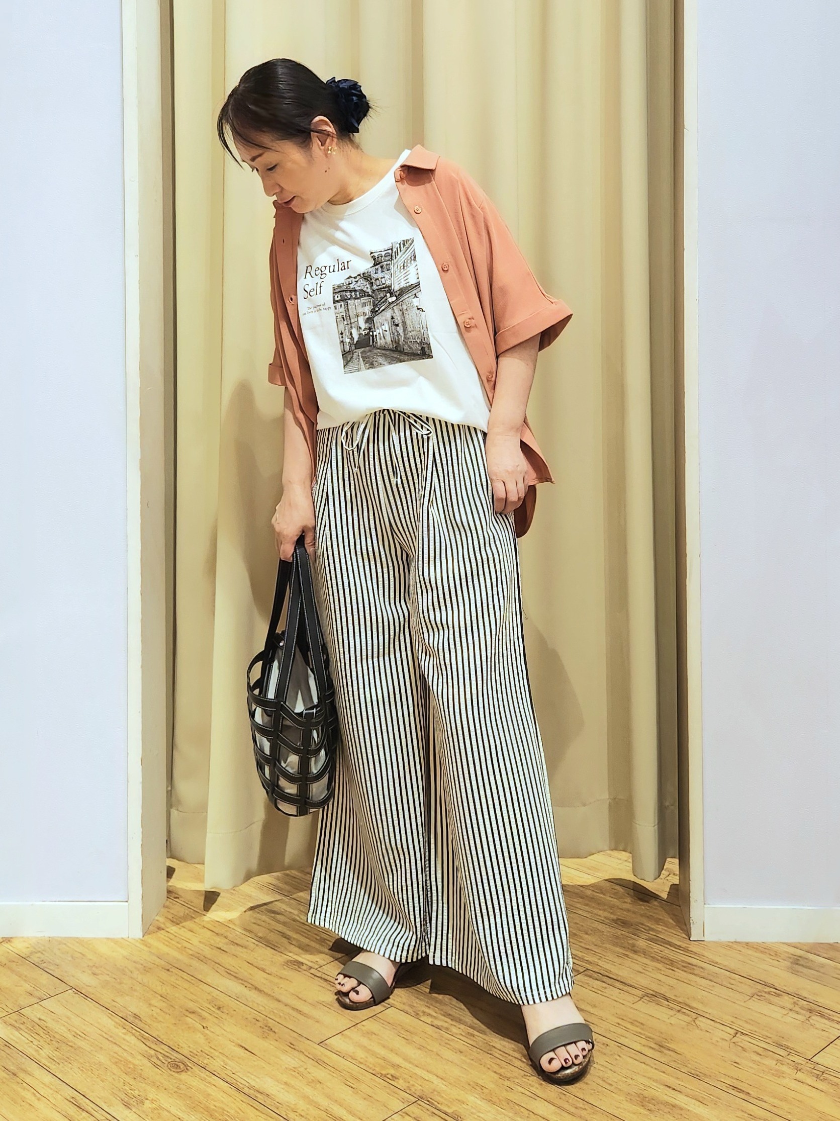 くまさんの「SHOO･LA･RUE｜【ひんやり/洗濯後しわになりにくい/S-LL】着るだけでこなれ見え 二の腕も隠せるデザイン半袖シャツ」を使ったコーディネート