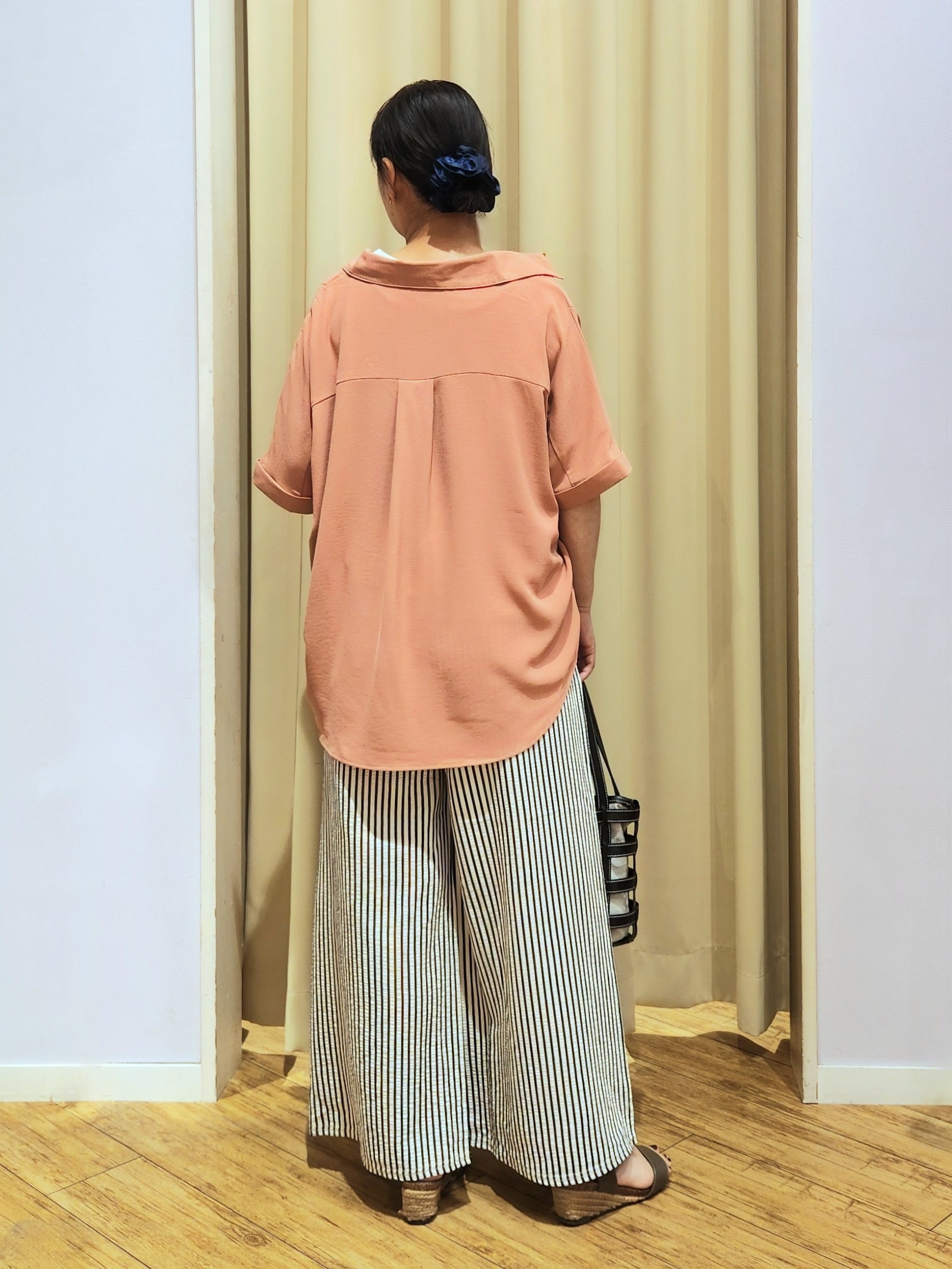 くまさんの「SHOO･LA･RUE｜【ひんやり/洗濯後しわになりにくい/S-LL】着るだけでこなれ見え 二の腕も隠せるデザイン半袖シャツ」を使ったコーディネート