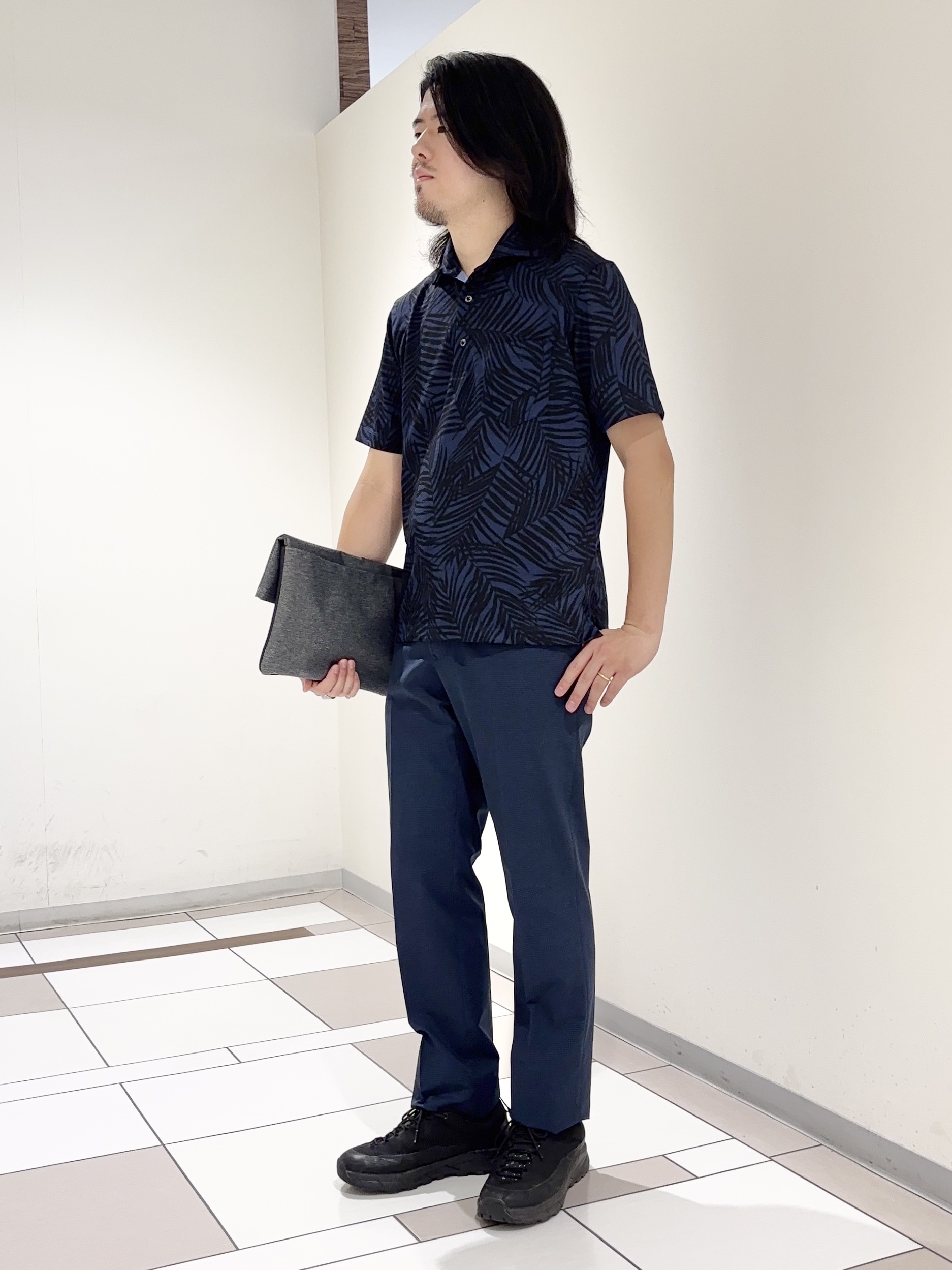 及川さんの「TAKEO KIKUCHI｜リーフ柄ポロシャツ」を使ったコーディネート