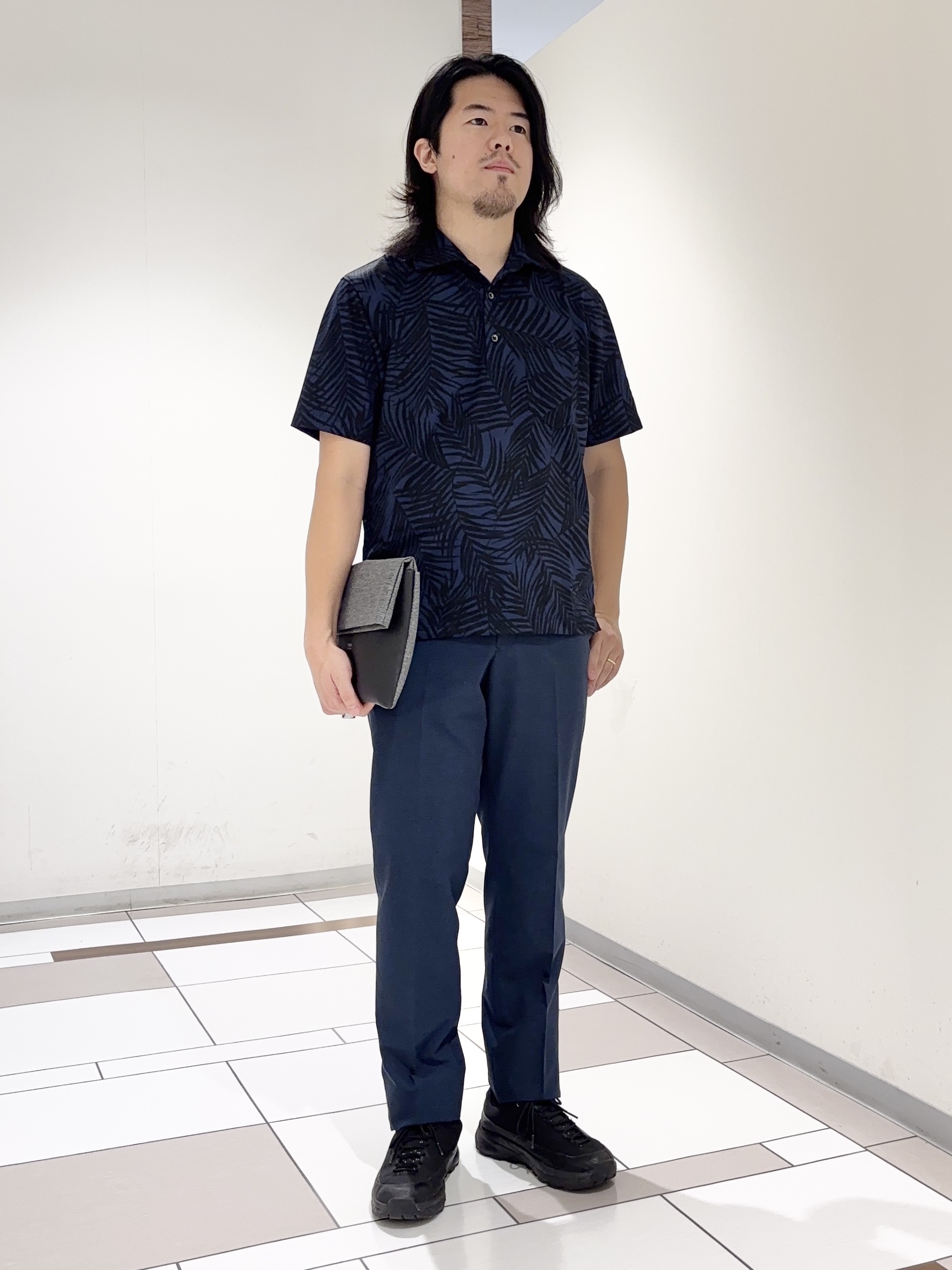 及川さんの「TAKEO KIKUCHI｜リーフ柄ポロシャツ」を使ったコーディネート