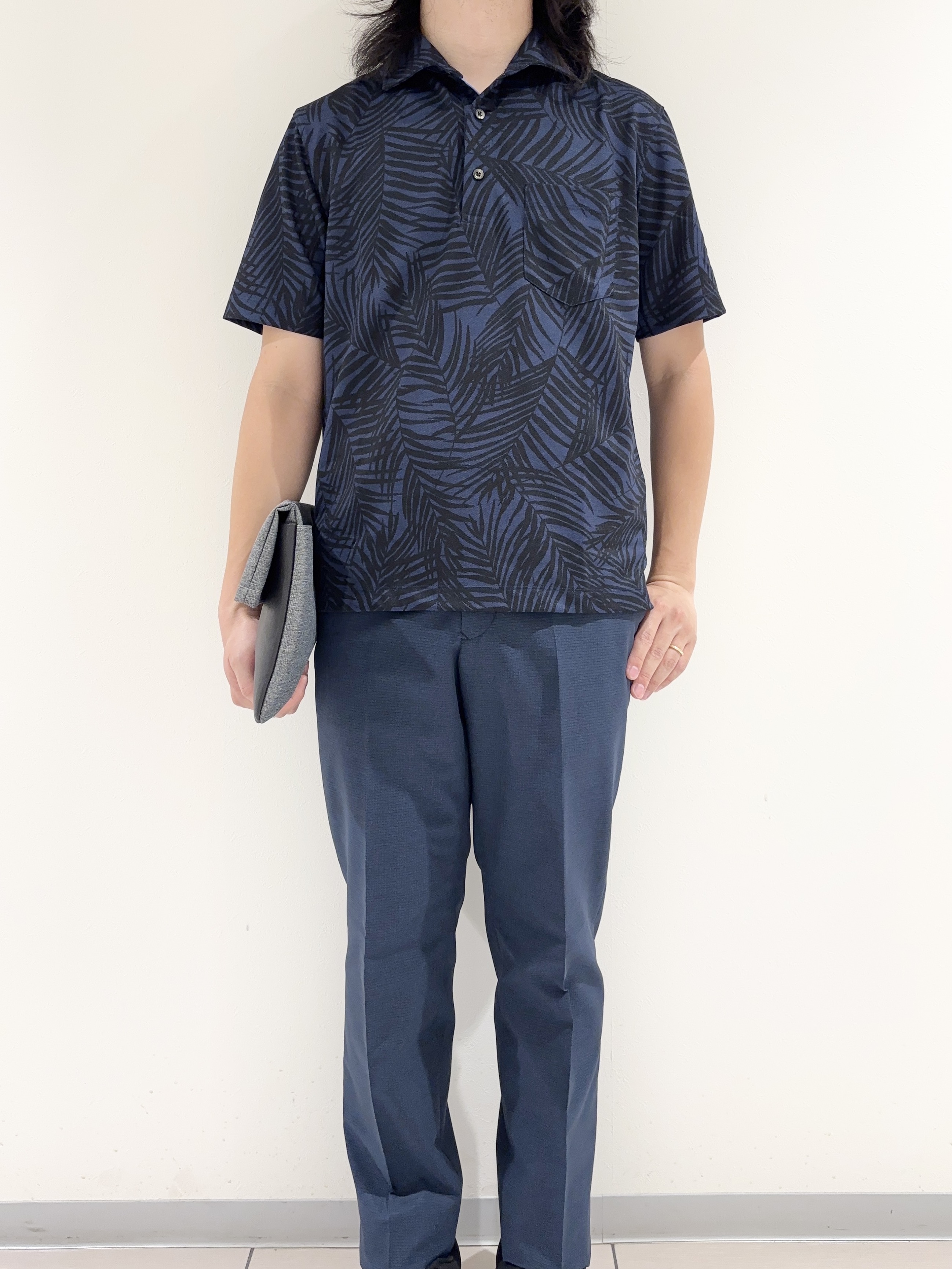及川さんの「TAKEO KIKUCHI｜リーフ柄ポロシャツ」を使ったコーディネート