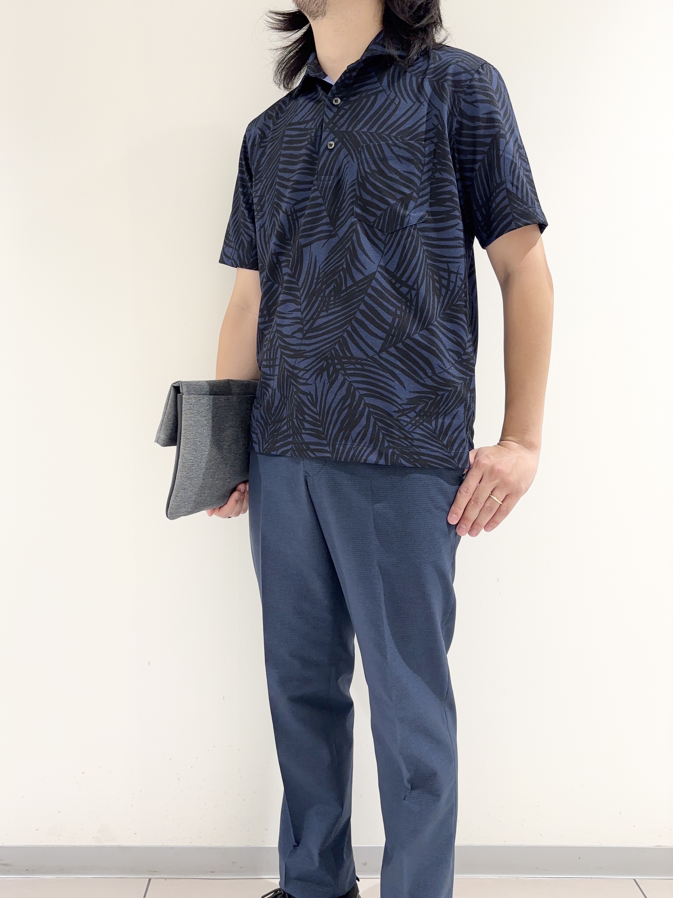 及川さんの「TAKEO KIKUCHI｜リーフ柄ポロシャツ」を使ったコーディネート