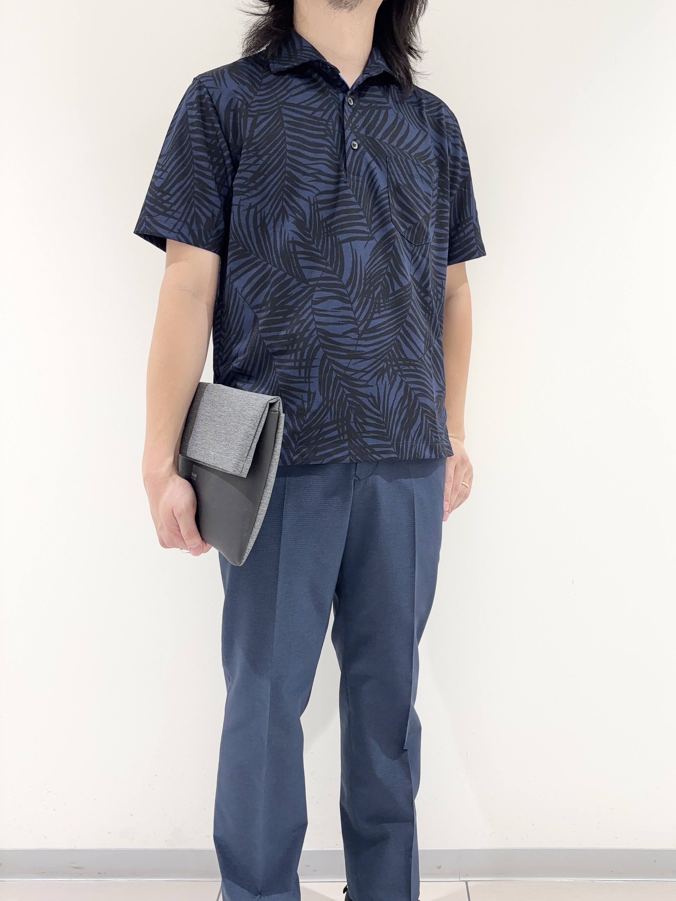 及川さんの「TAKEO KIKUCHI｜リーフ柄ポロシャツ」を使ったコーディネート