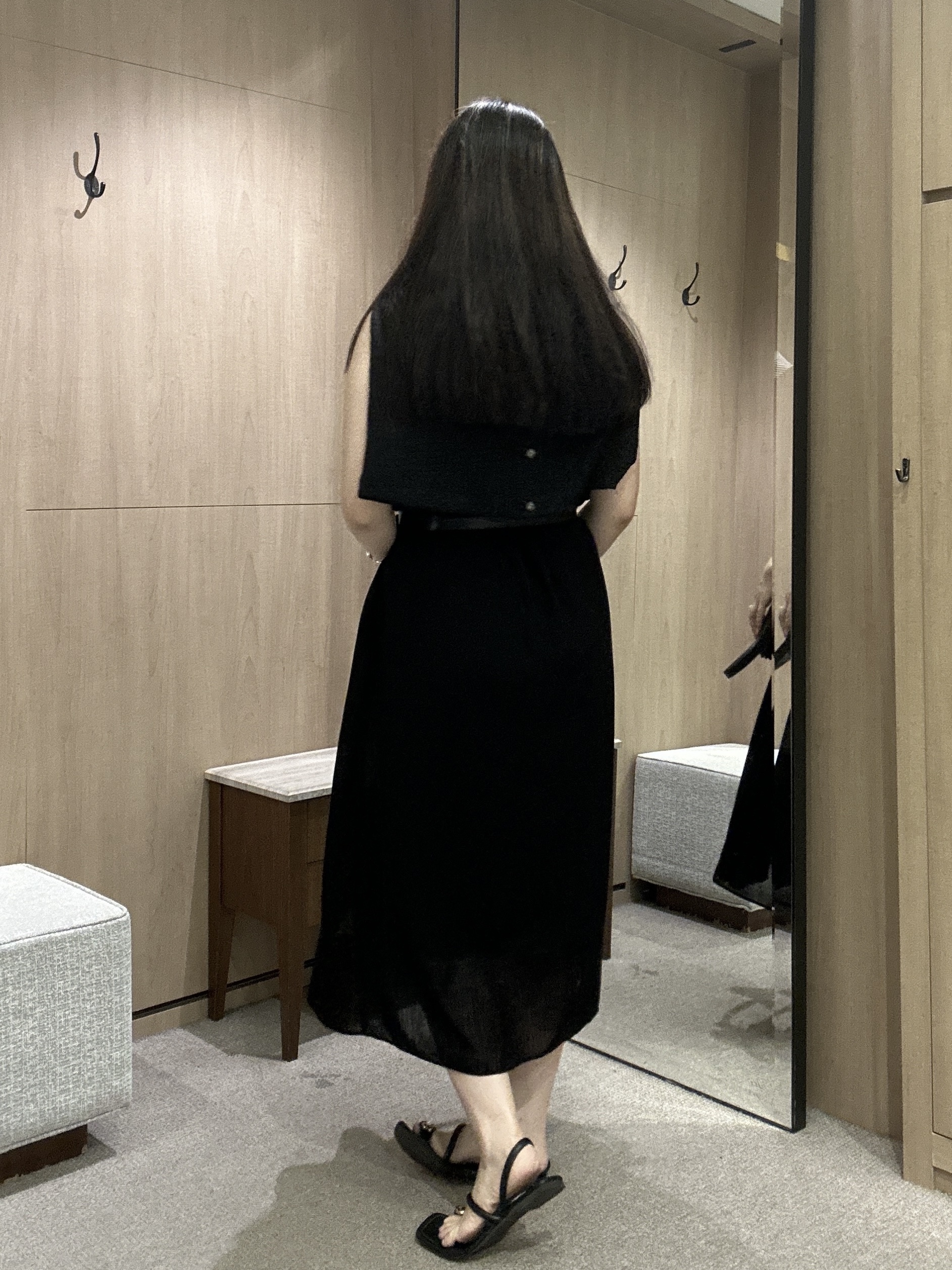 YURIさんの「UNTITLED｜【通気性/前開きボタン】シアーVネックワンピース」を使ったコーディネート