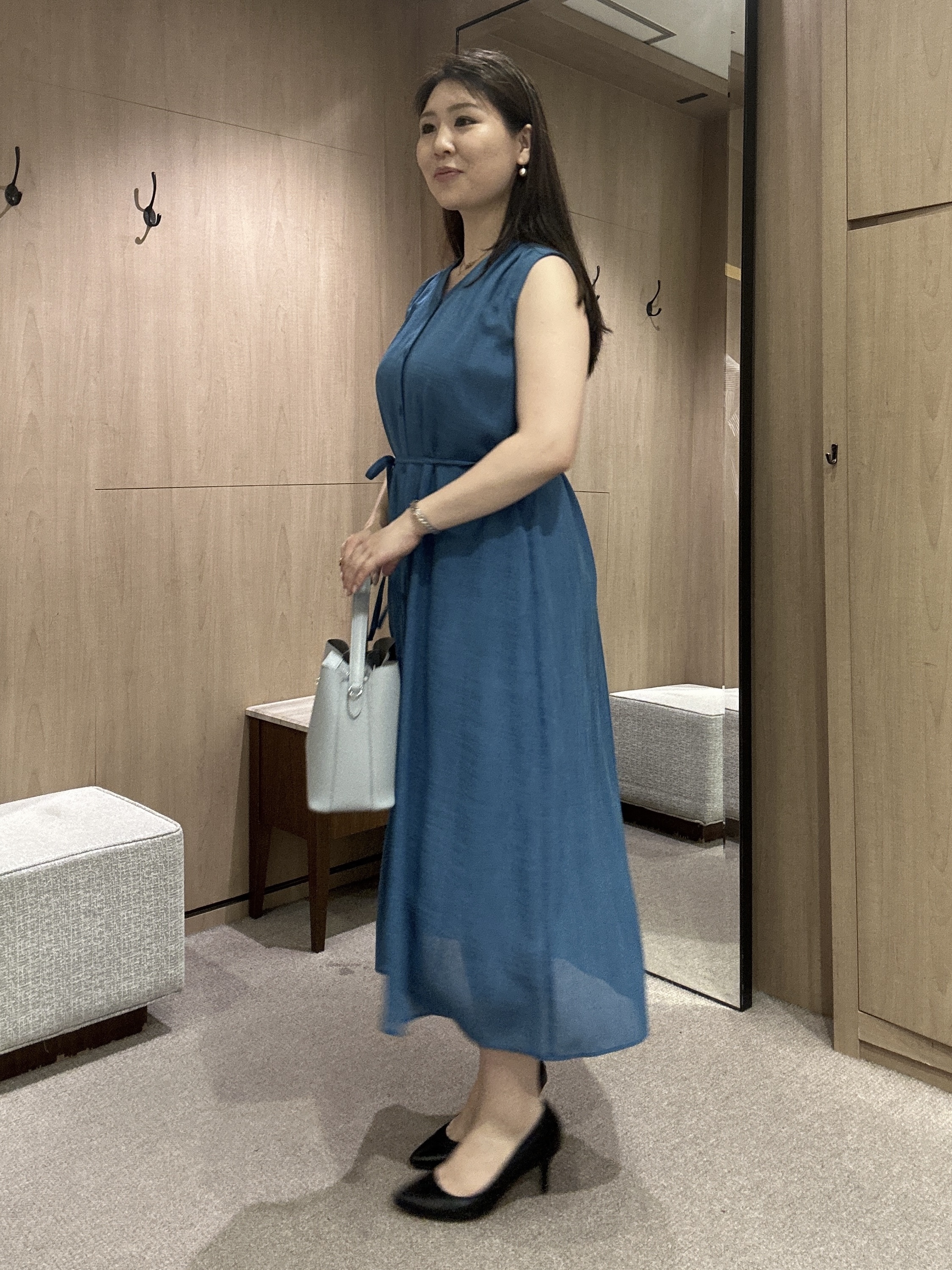 YURIさんの「UNTITLED｜【通気性/前開きボタン】シアーVネックワンピース」を使ったコーディネート