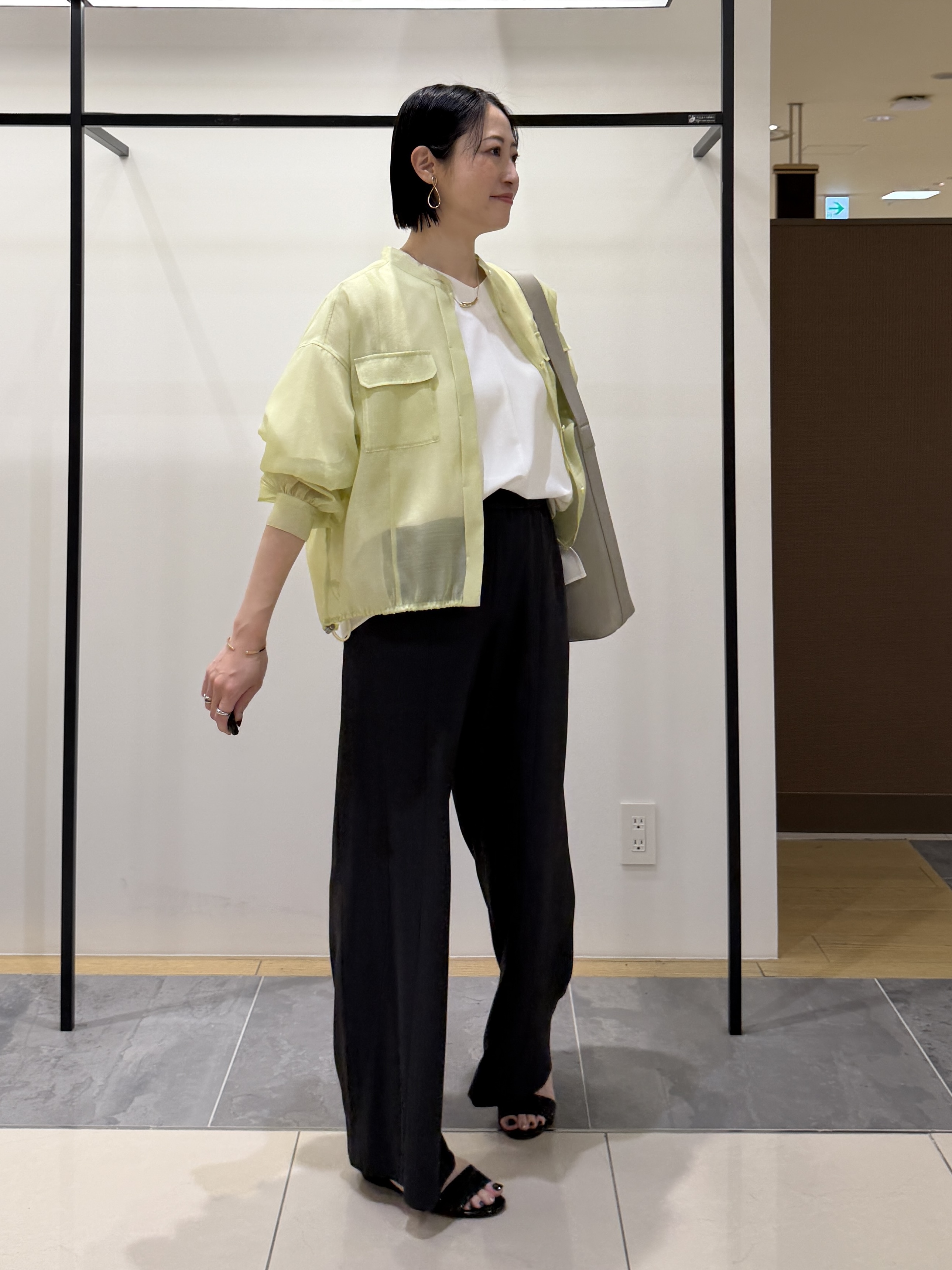 shihoさんの「INDIVI｜【トレンド／2WAY】裾ドロスト付きシアーブラウスブルゾン」を使ったコーディネート
