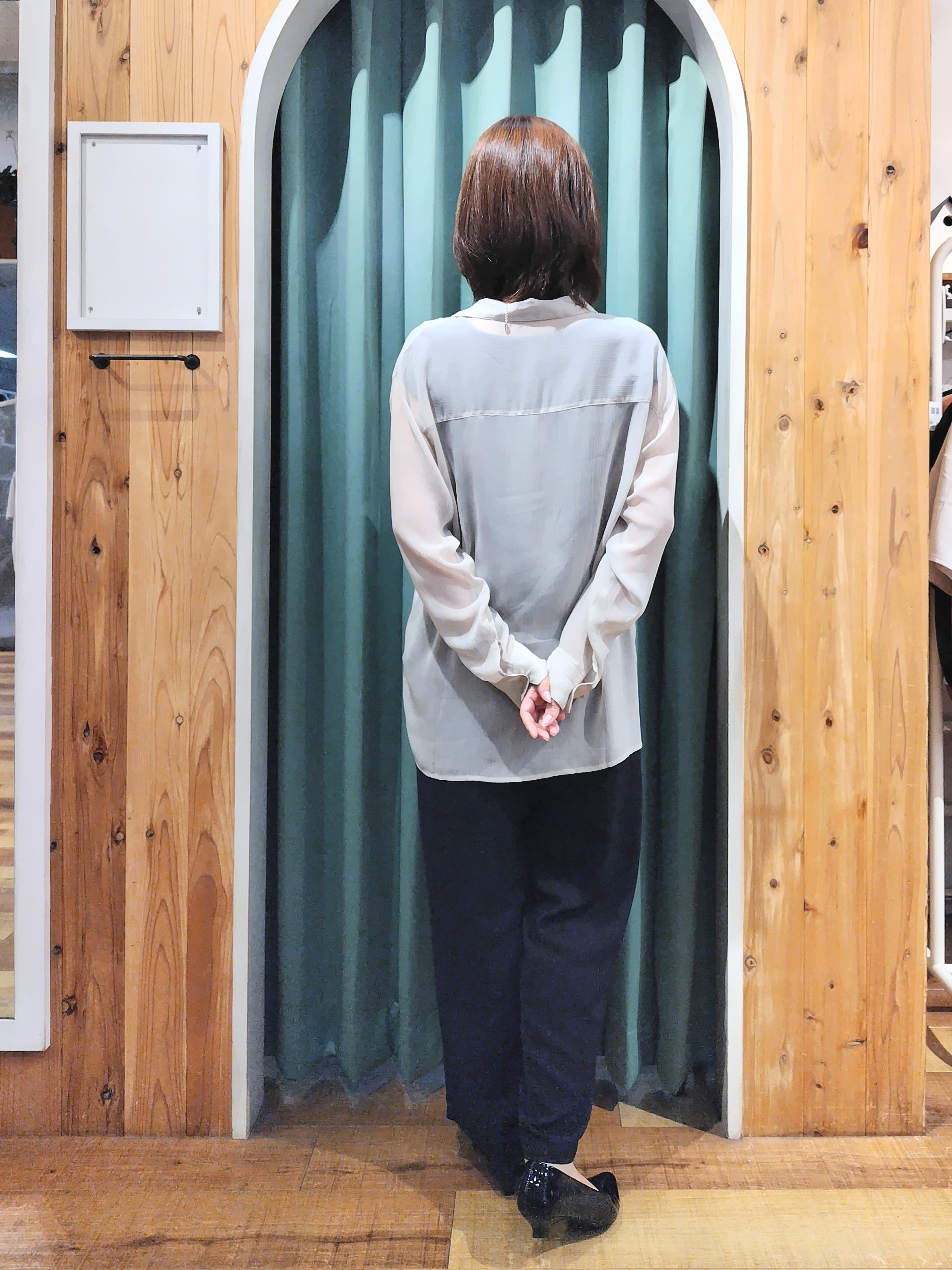 ショーコラさんの「SHOO･LA･RUE｜【洗濯機可】ダブルポケット 楊柳しぼしぼシアーシャツ」を使ったコーディネート