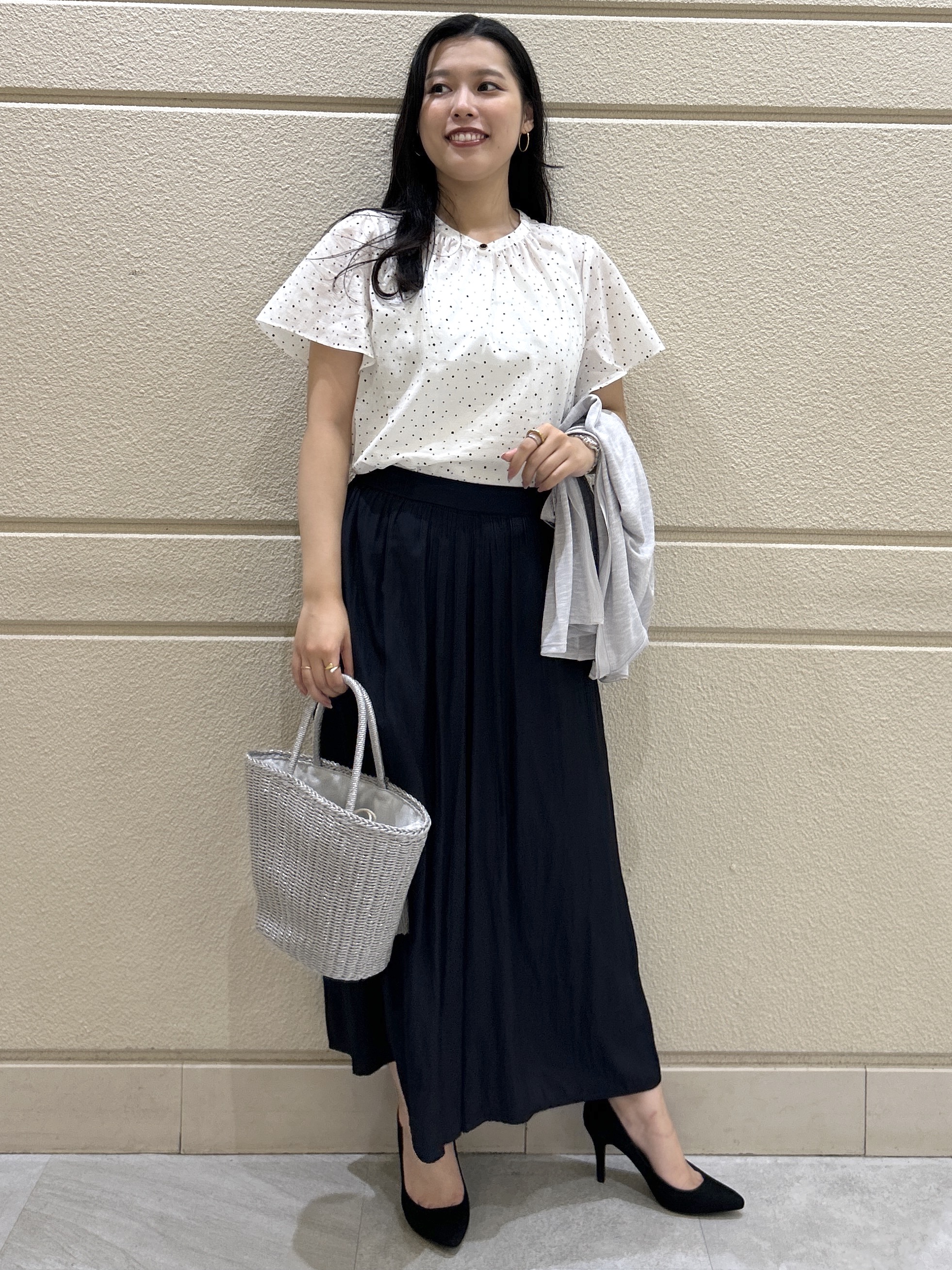 Momokaさんの「COUP DE CHANCE｜【手洗い可／日本製】ドット柄フロッキープリントブラウス」を使ったコーディネート