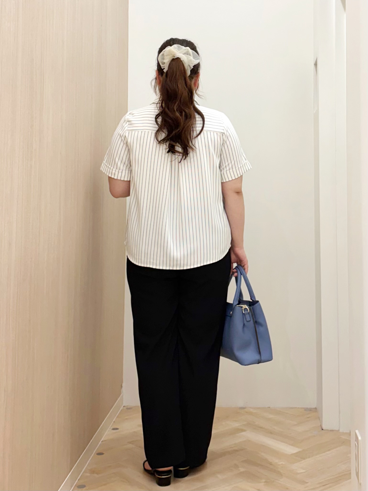 akariさんの「grove｜半袖になって再登場！【洗える】チャーム付きマルチWAYボウタイブラウス」を使ったコーディネート
