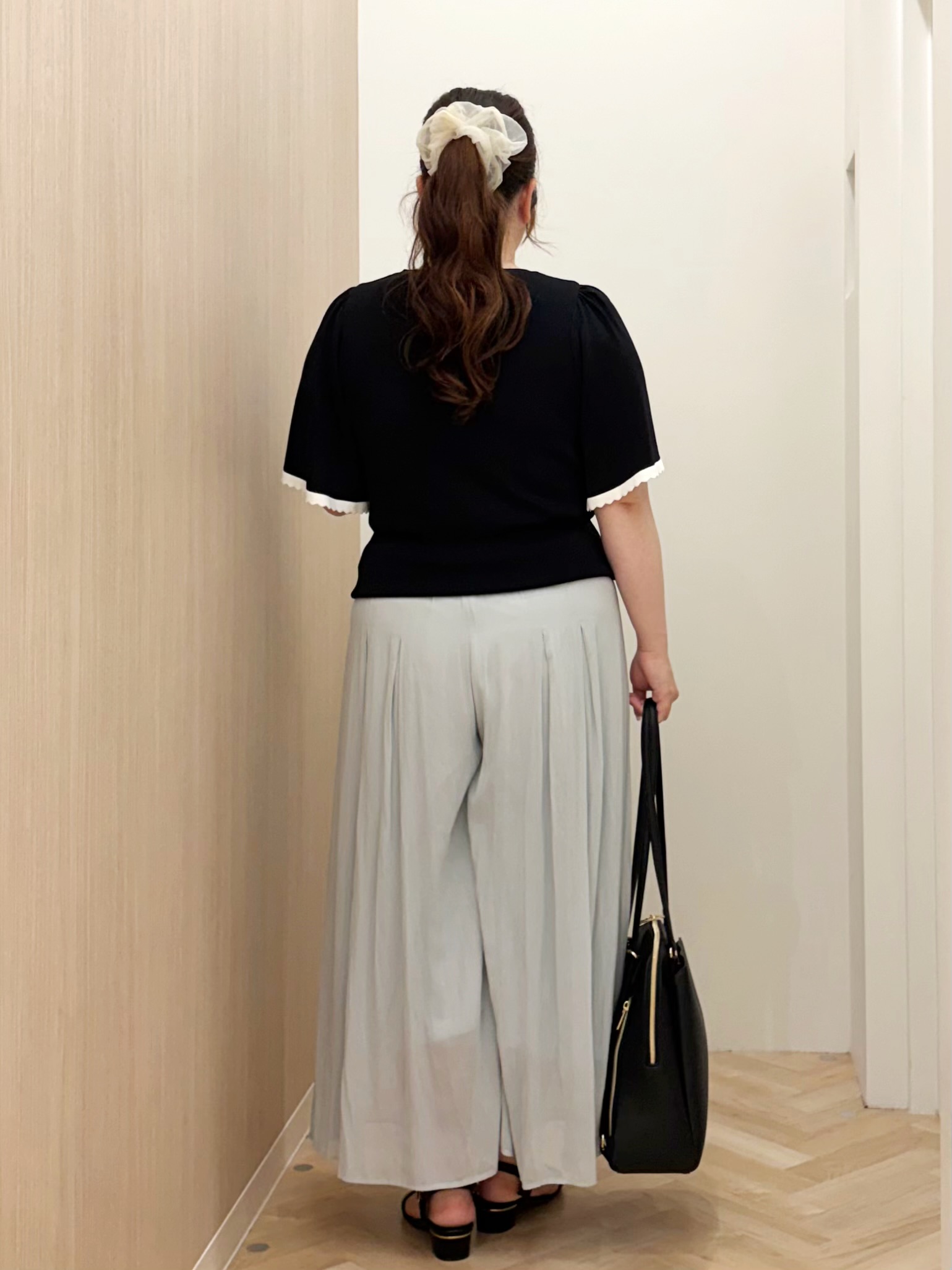 akariさんの「grove｜高評価！【シリーズ累計36万枚！名品ニット】やわらかドライタッチ スカラップスリーブニット」を使ったコーディネート