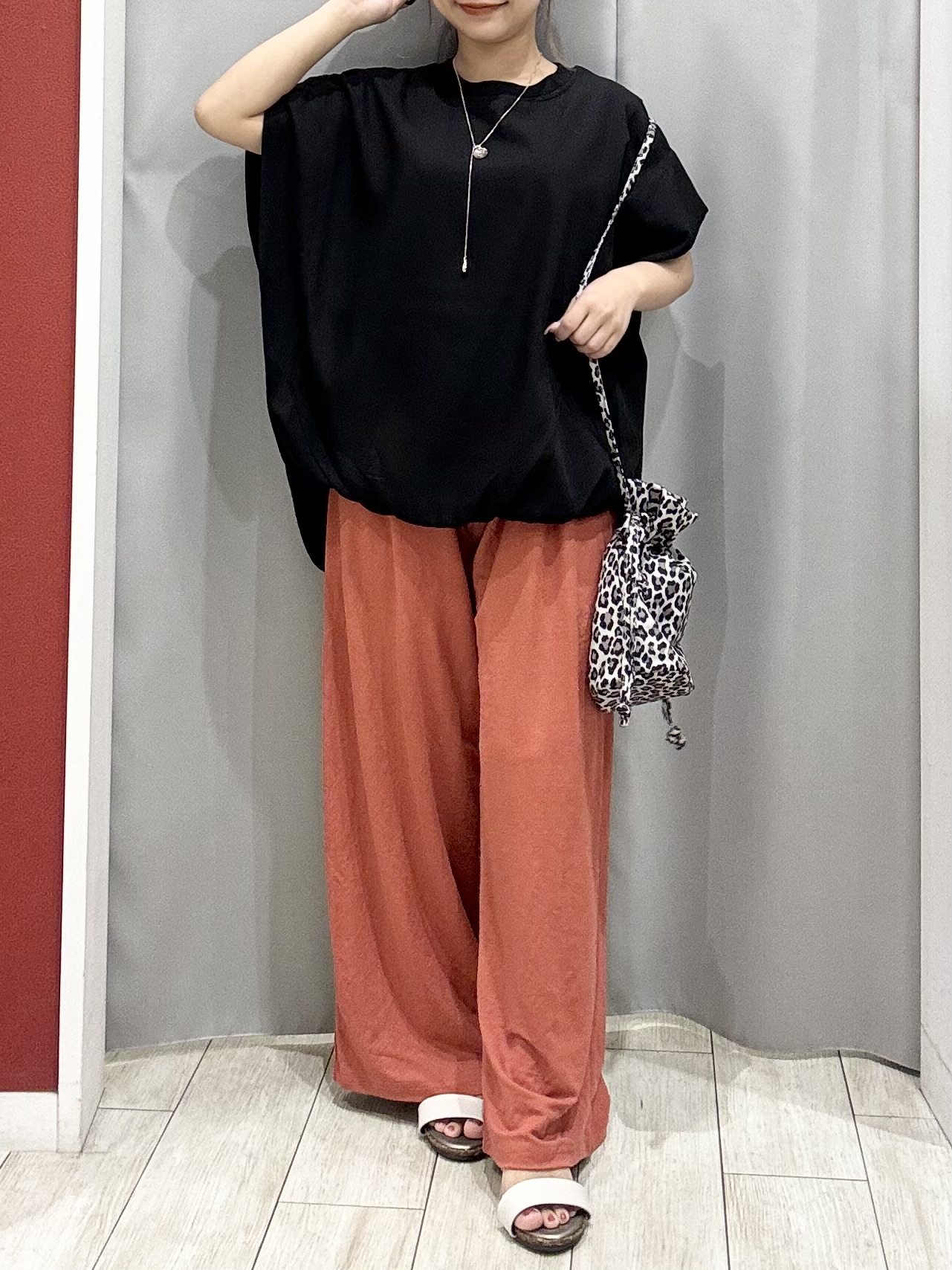 shioさんの「SHOO･LA･RUE｜【洗濯機可/体型カバー】インせずこなれる ふんわり裾バルーントップス」を使ったコーディネート
