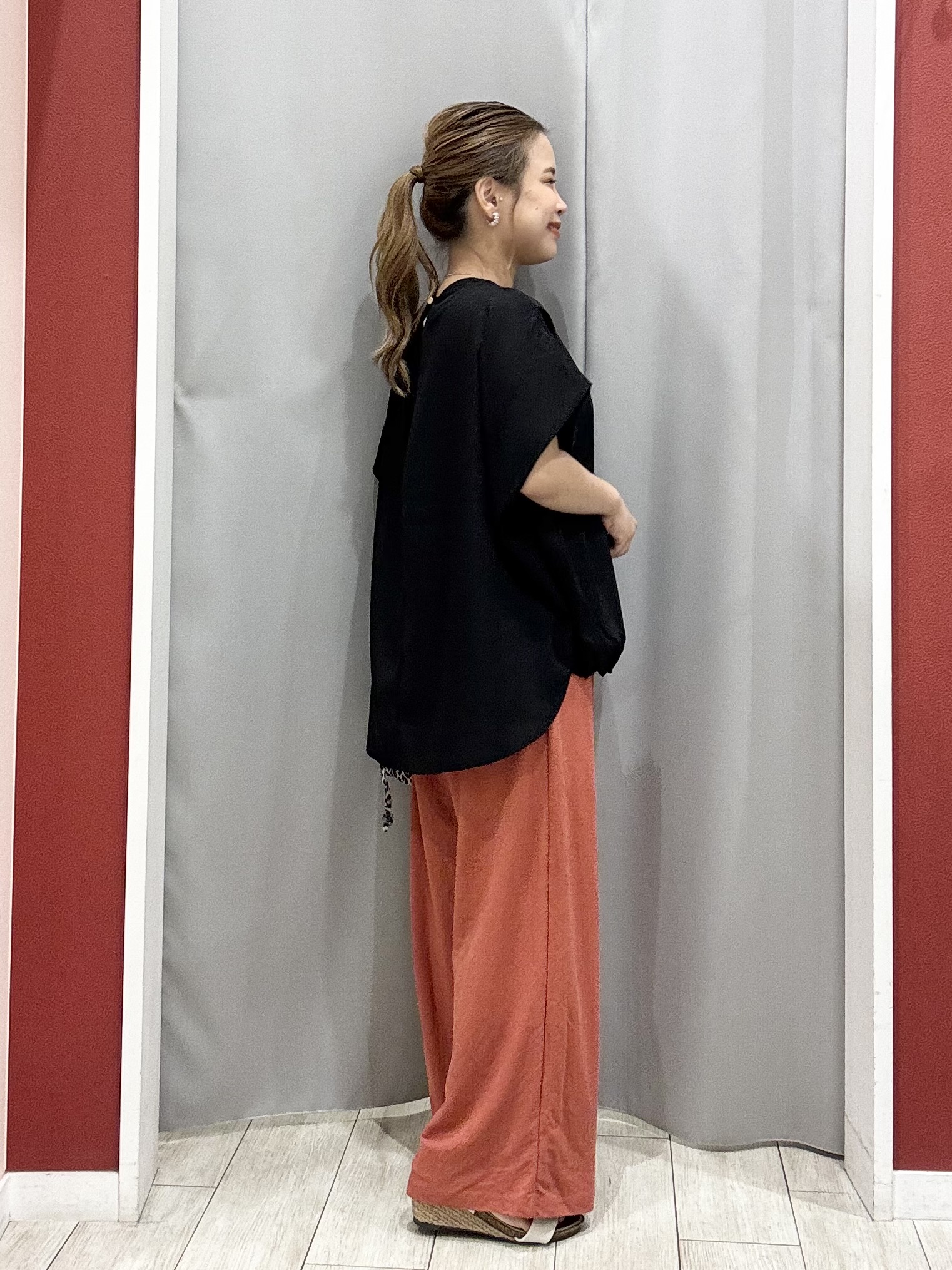 shioさんの「SHOO･LA･RUE｜【洗濯機可/体型カバー】インせずこなれる ふんわり裾バルーントップス」を使ったコーディネート