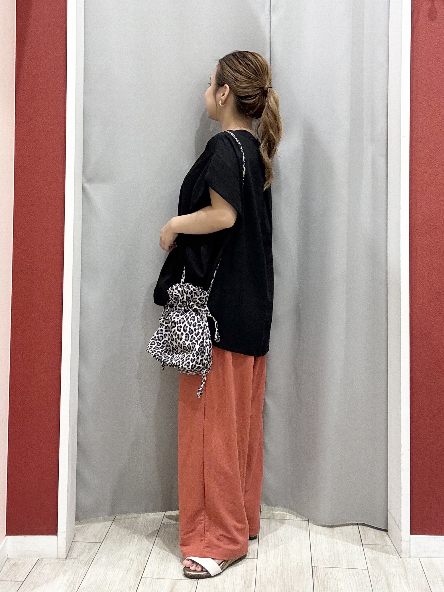 shioさんの「SHOO･LA･RUE｜【洗濯機可/体型カバー】インせずこなれる ふんわり裾バルーントップス」を使ったコーディネート