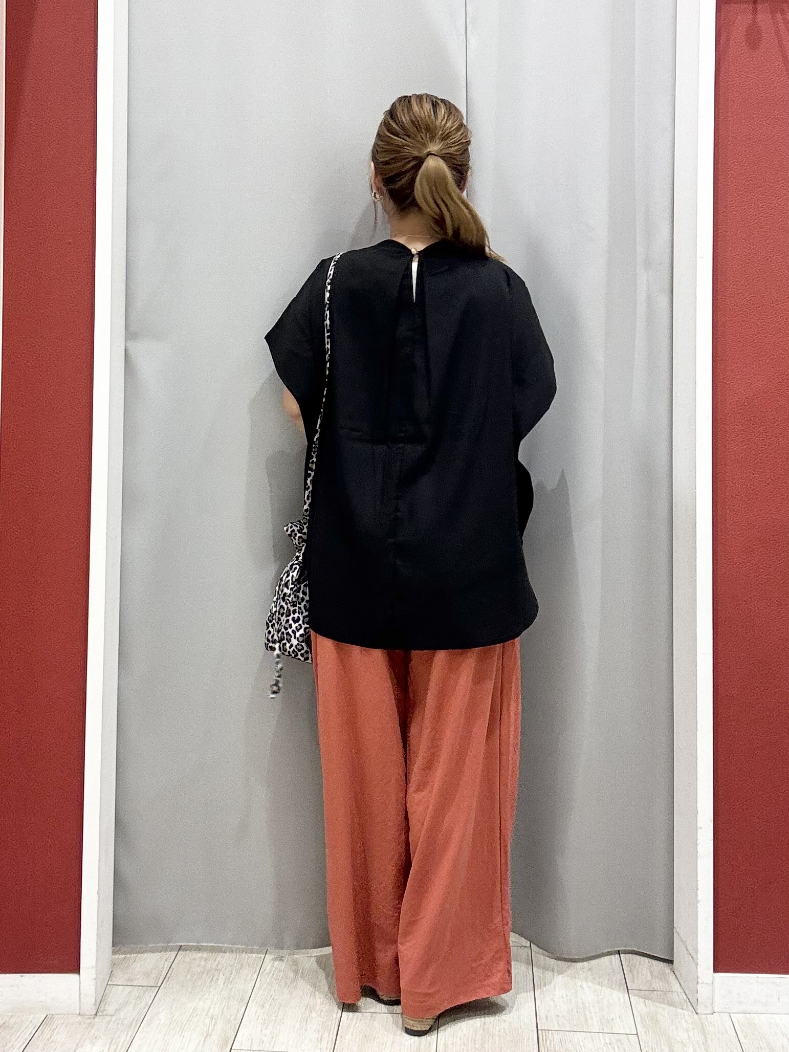 shioさんの「SHOO･LA･RUE｜【洗濯機可/体型カバー】インせずこなれる ふんわり裾バルーントップス」を使ったコーディネート