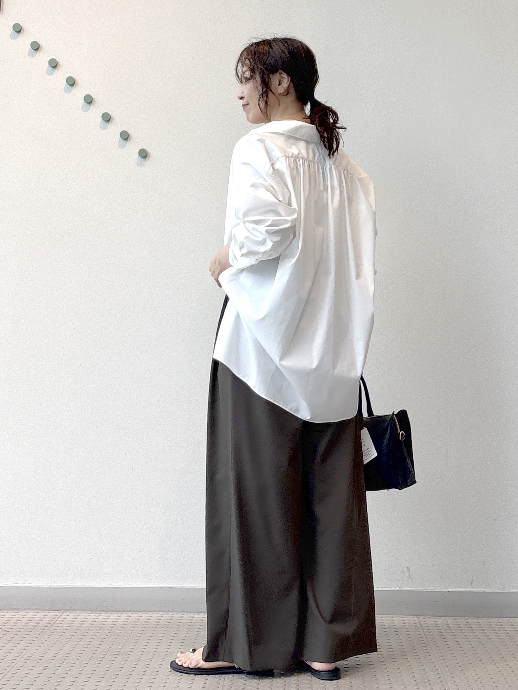 kawamuraさんの「DRESSTERIOR｜【接触冷感/UVカット/着回し】スキッパーブラウス」を使ったコーディネート