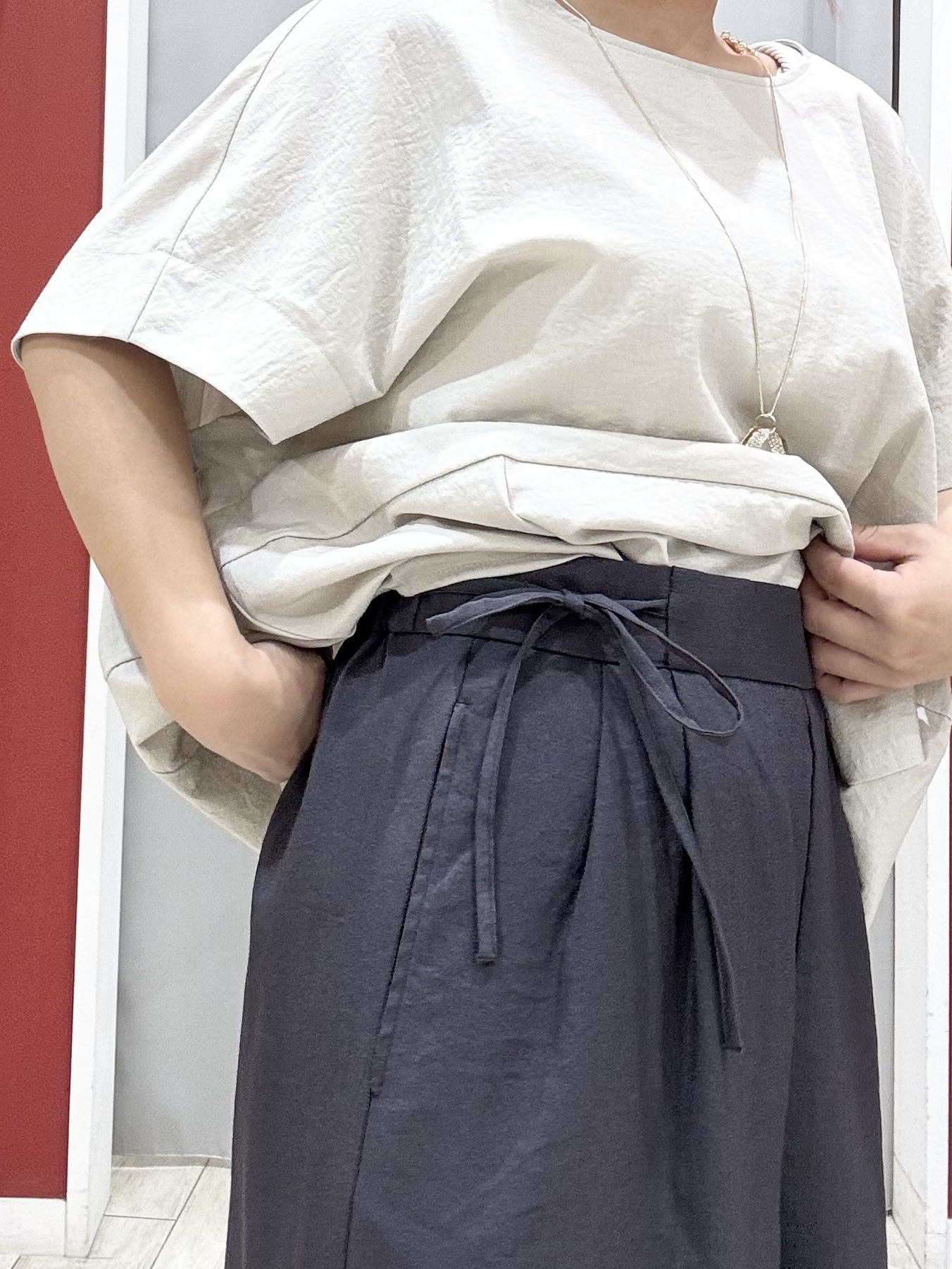 shioさんの「SHOO･LA･RUE｜【洗濯機可/セットアップ可】軽凛(かろりん) シンプル上品 ひんやり切替コクーントップス」を使ったコーディネート