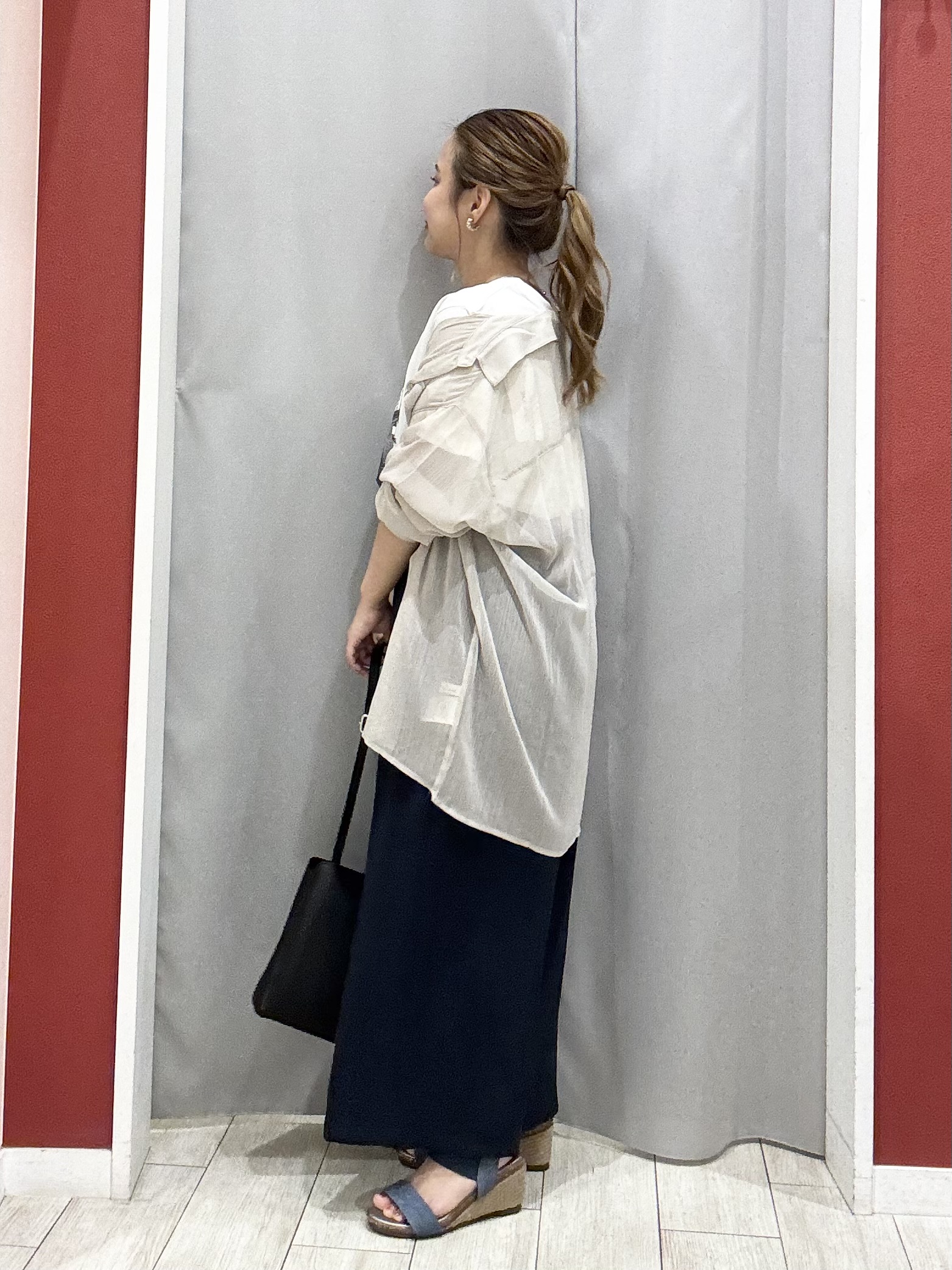 shioさんの「SHOO･LA･RUE｜【洗濯機可】ダブルポケット 楊柳しぼしぼシアーシャツ」を使ったコーディネート