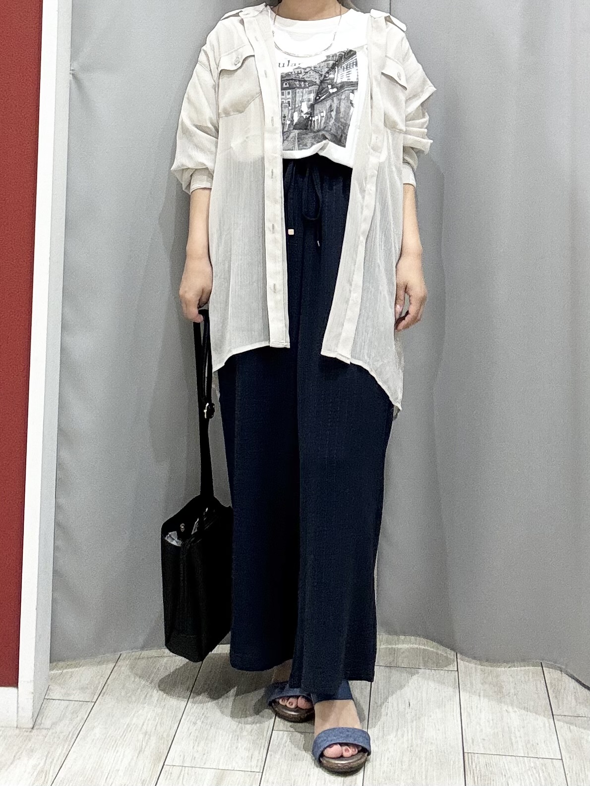 shioさんの「SHOO･LA･RUE｜【洗濯機可】ダブルポケット 楊柳しぼしぼシアーシャツ」を使ったコーディネート