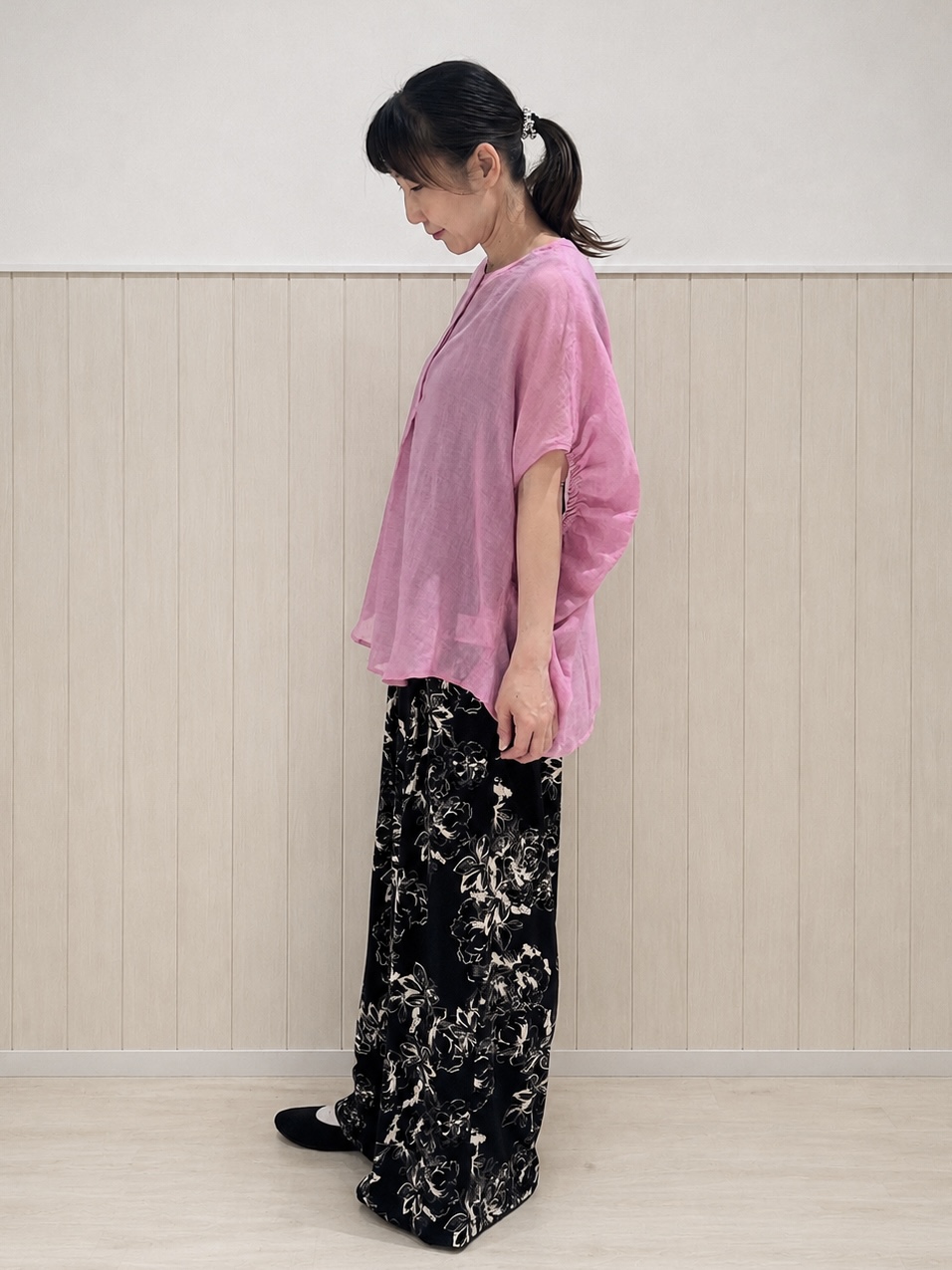 まつみさんの「SHOO･LA･RUE｜【体型カバー】バルーン風ゆるシャツブラウス」を使ったコーディネート