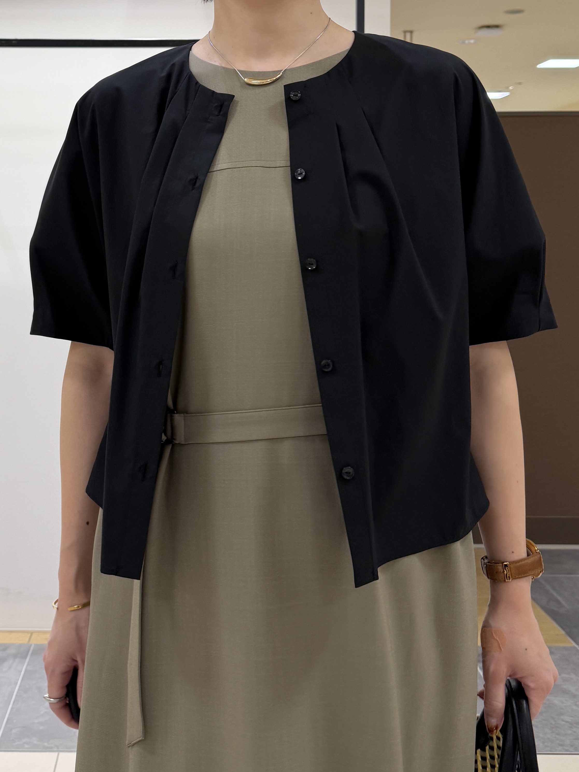shihoさんの「INDIVI｜【撥水／UVカット】タックデザインブラウス」を使ったコーディネート