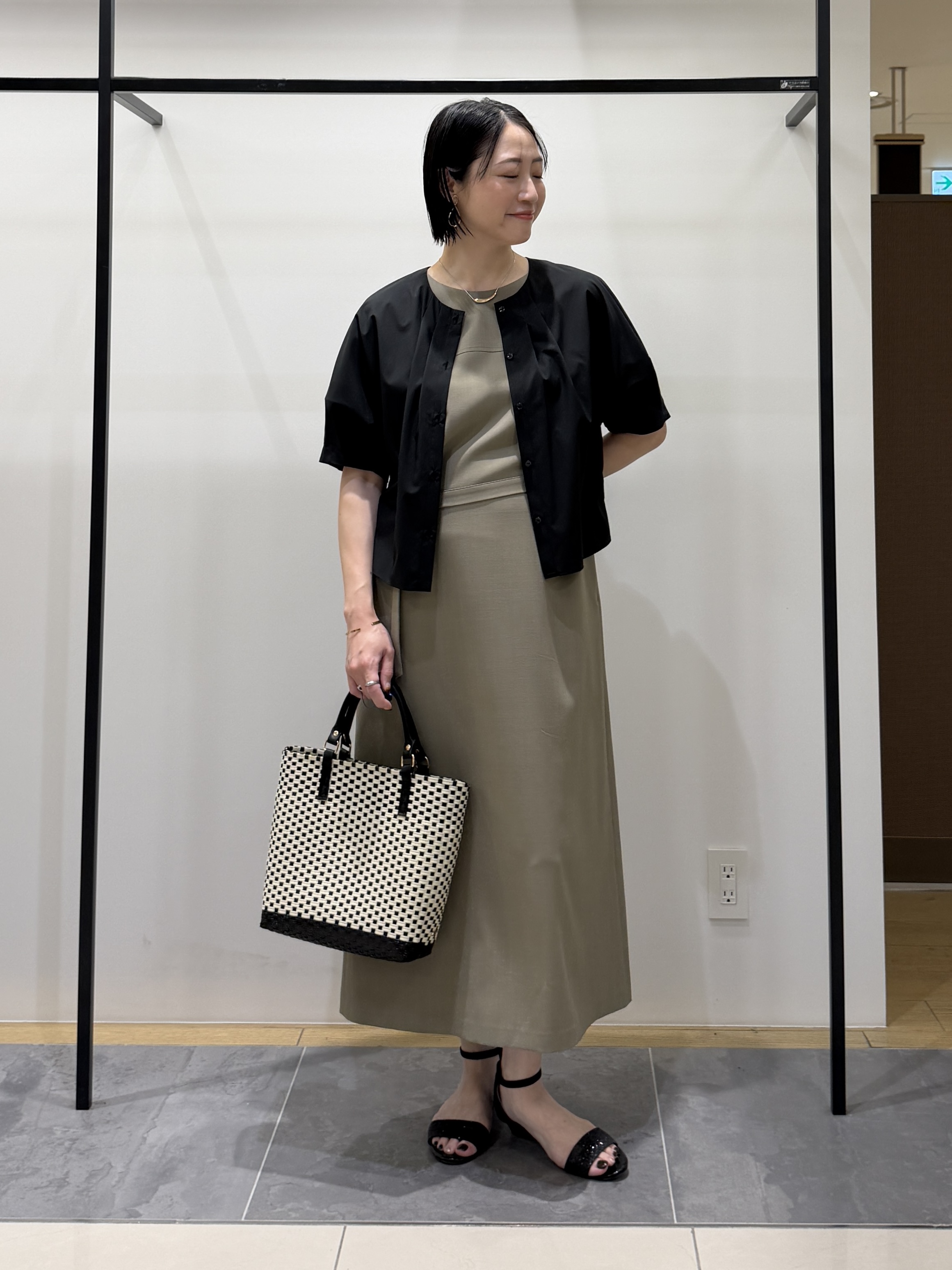 shihoさんの「INDIVI｜【撥水／UVカット】タックデザインブラウス」を使ったコーディネート