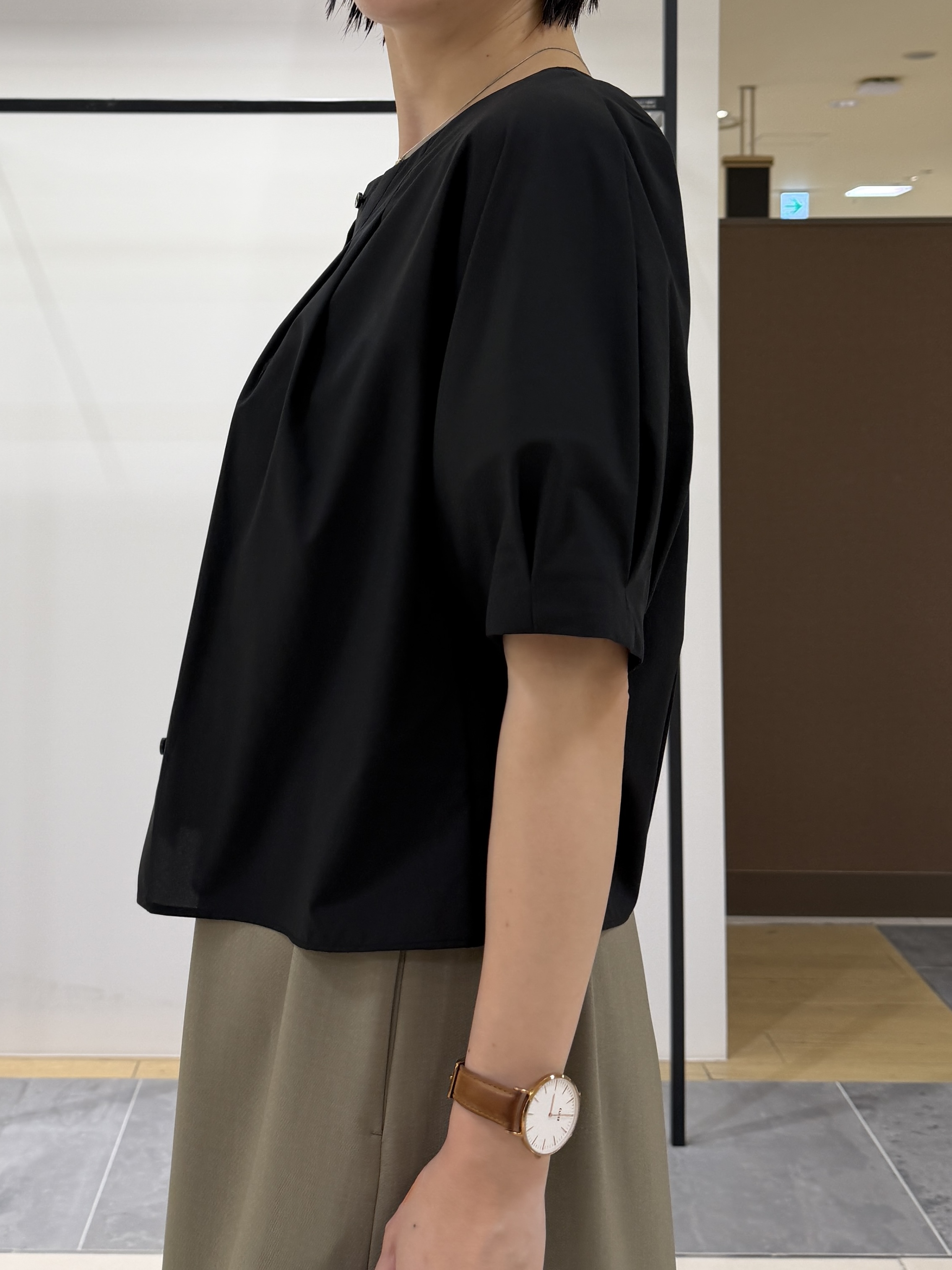 shihoさんの「INDIVI｜【撥水／UVカット】タックデザインブラウス」を使ったコーディネート