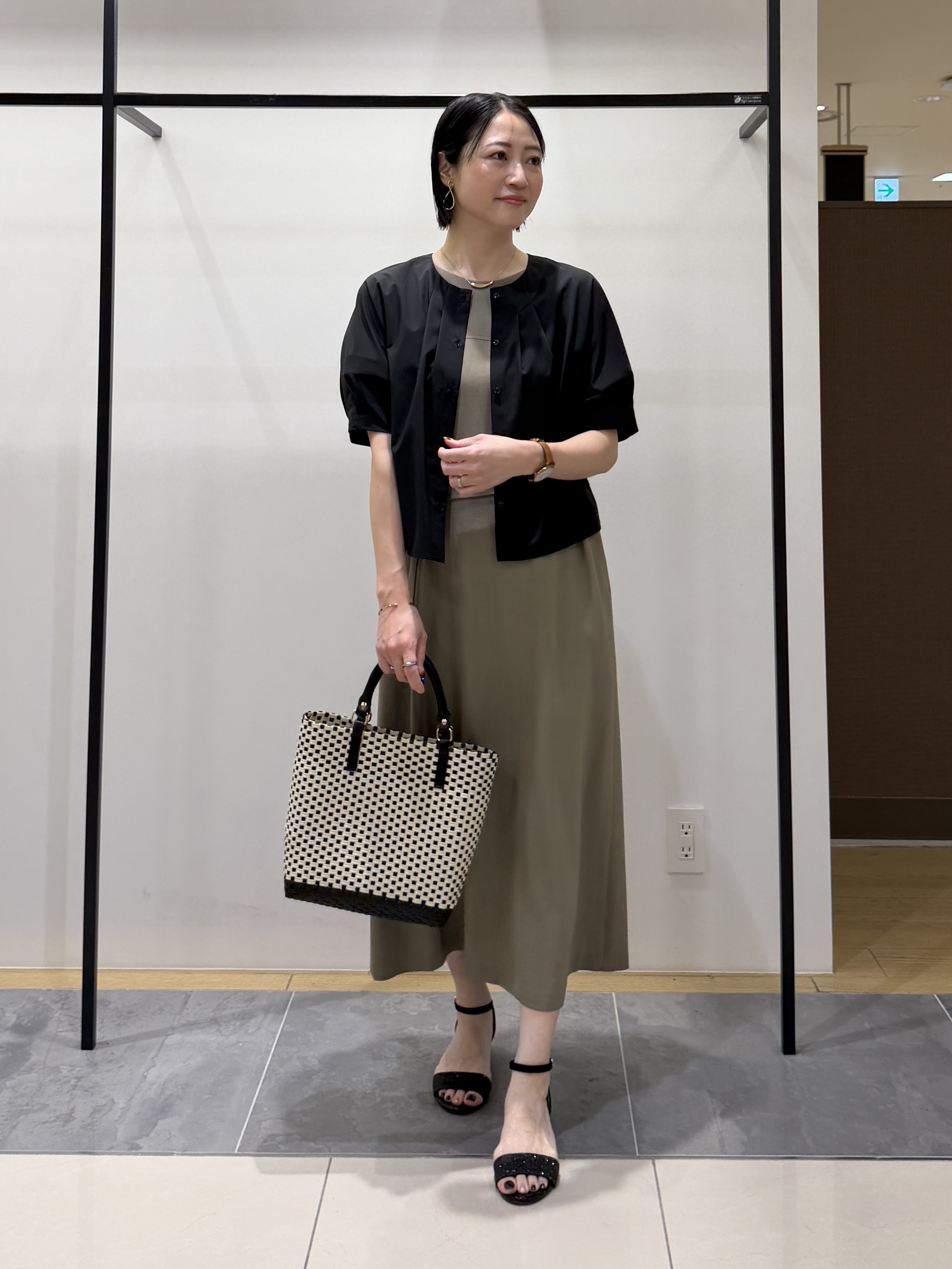 shihoさんの「INDIVI｜【撥水／UVカット】タックデザインブラウス」を使ったコーディネート