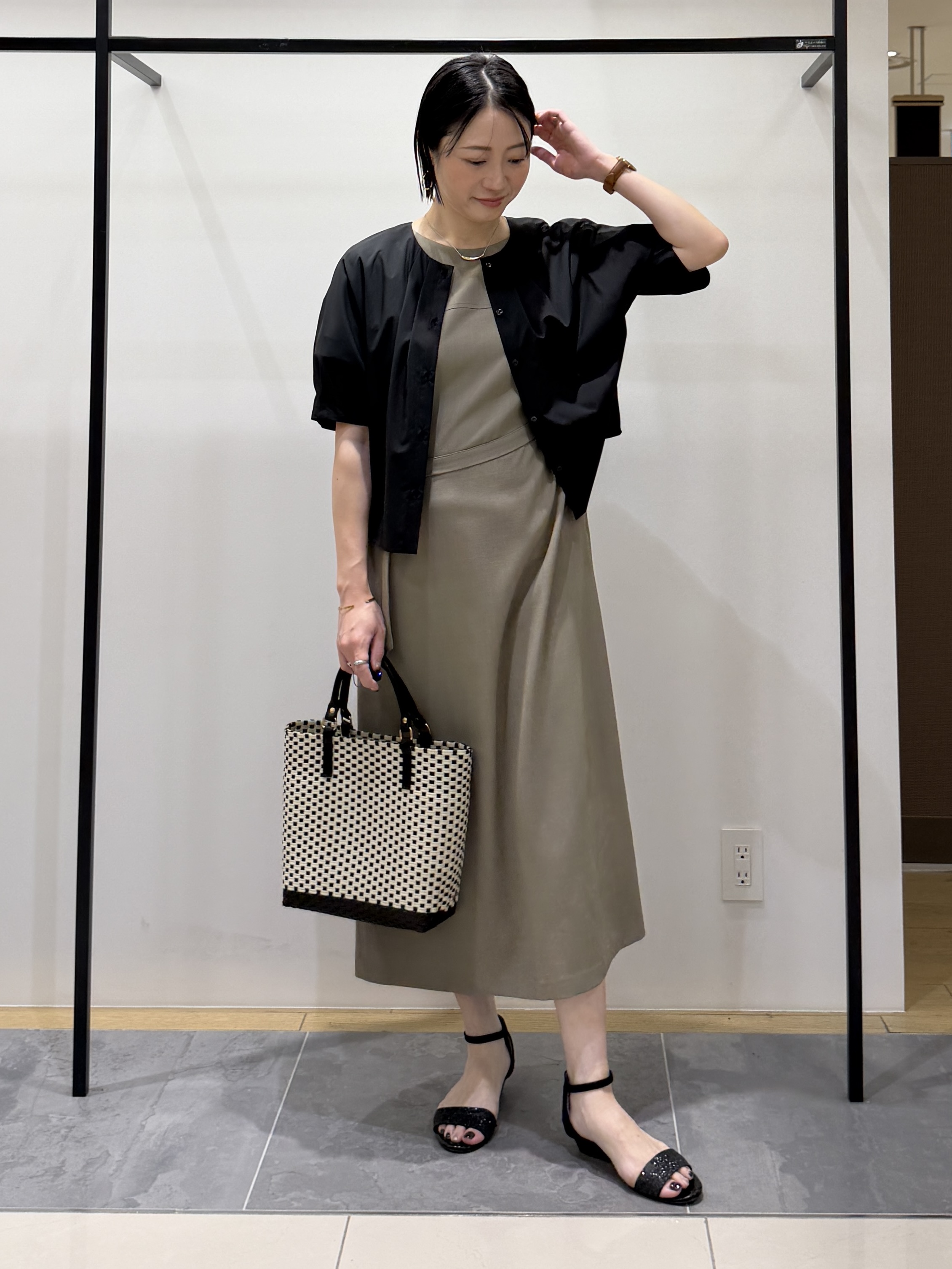 shihoさんの「INDIVI｜【撥水／UVカット】タックデザインブラウス」を使ったコーディネート
