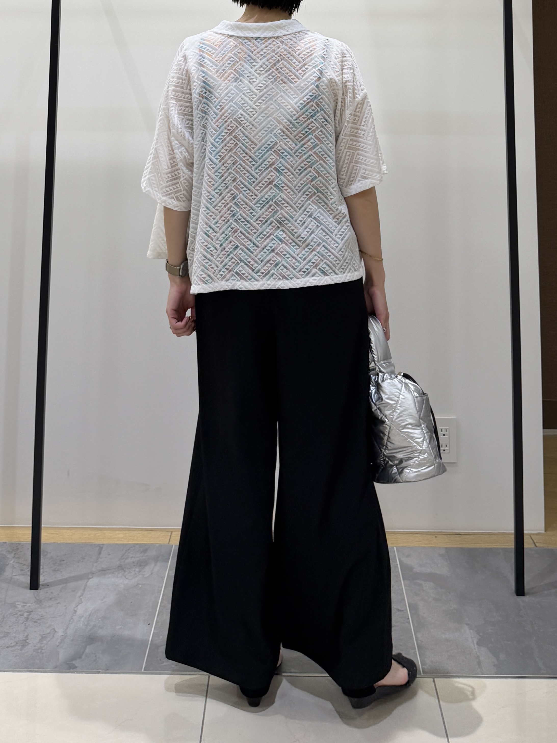 shihoさんの「INDIVI｜【洗える/日本製】幾何学柄レースシャツ」を使ったコーディネート