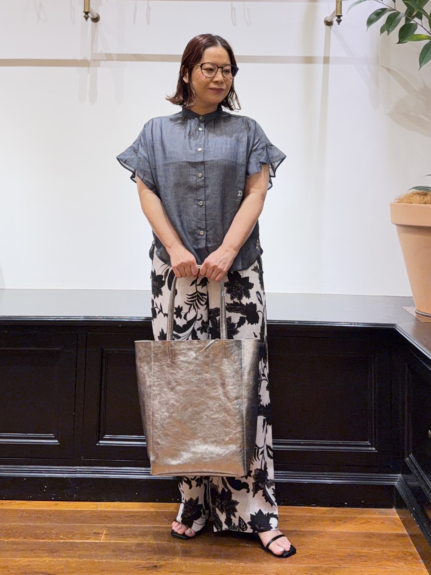 Asamiさんの「【涼しく着映え】シアーデニム バンドカラーブラウス」を使ったコーディネート