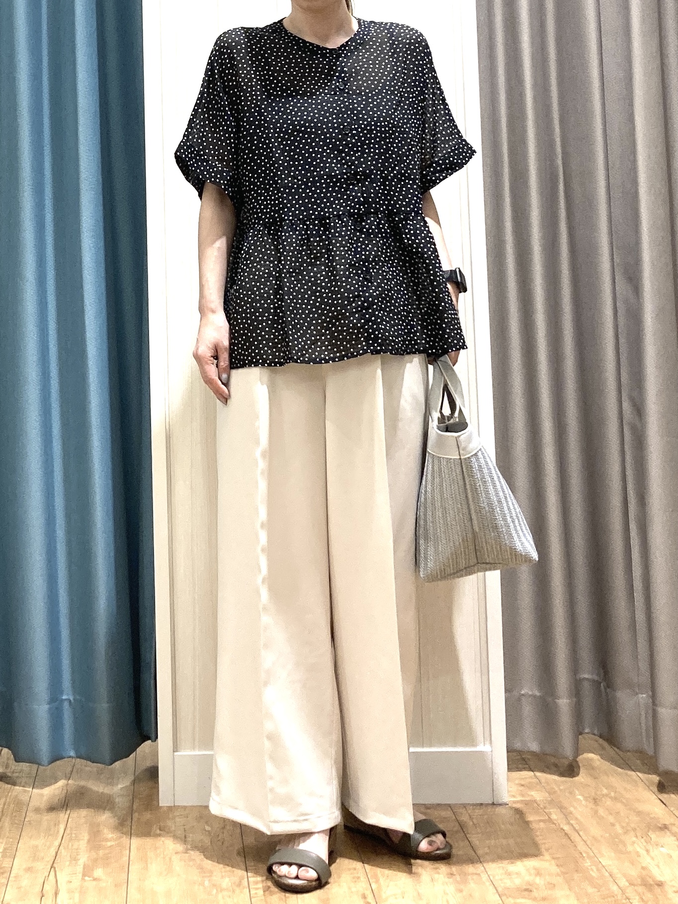 thさんの「SHOO･LA･RUE｜【体型カバー/洗濯機可】二の腕とお腹周りが隠せる シアーペプラムブラウス」を使ったコーディネート