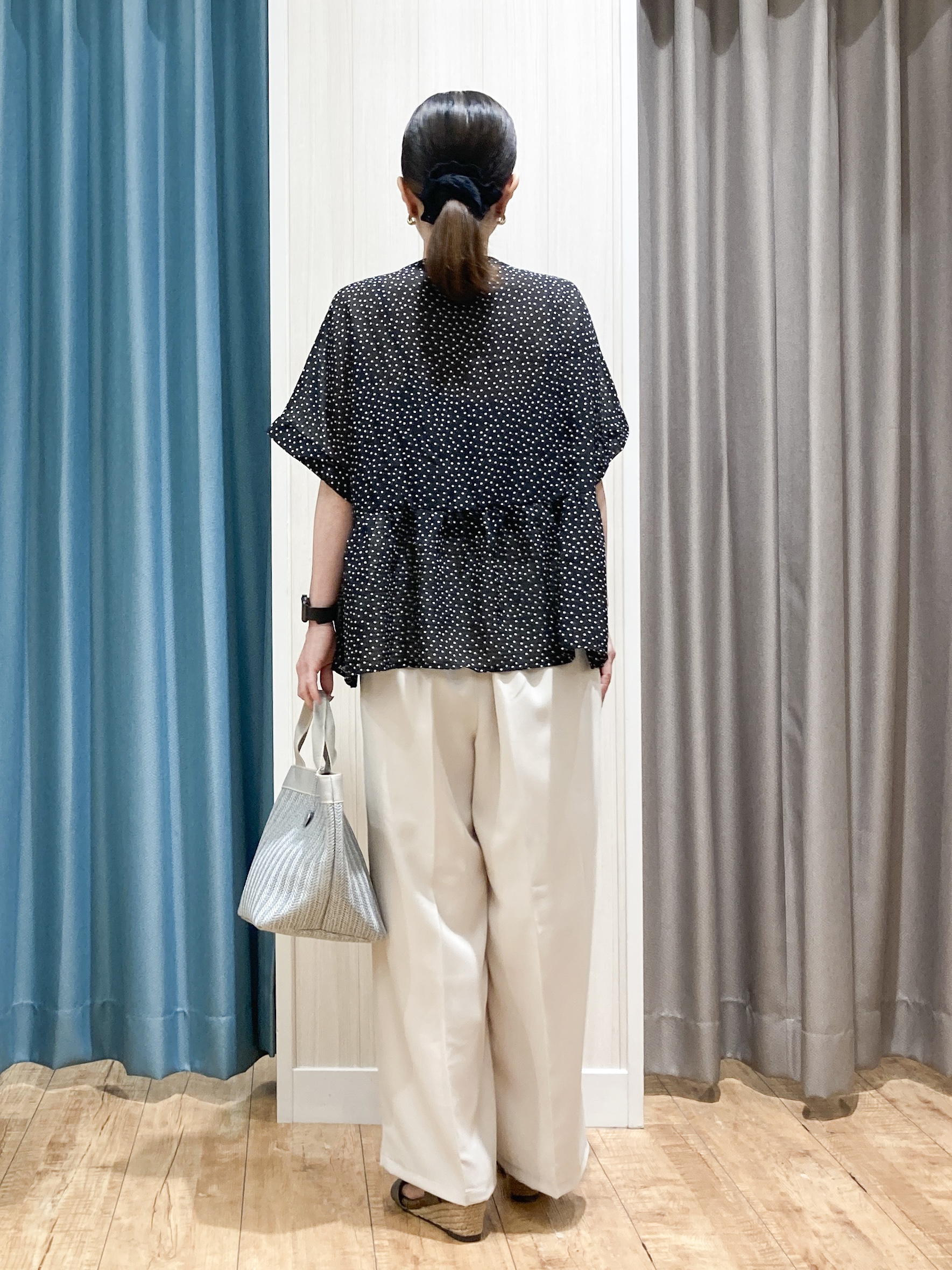 thさんの「SHOO･LA･RUE｜【体型カバー/洗濯機可】二の腕とお腹周りが隠せる シアーペプラムブラウス」を使ったコーディネート