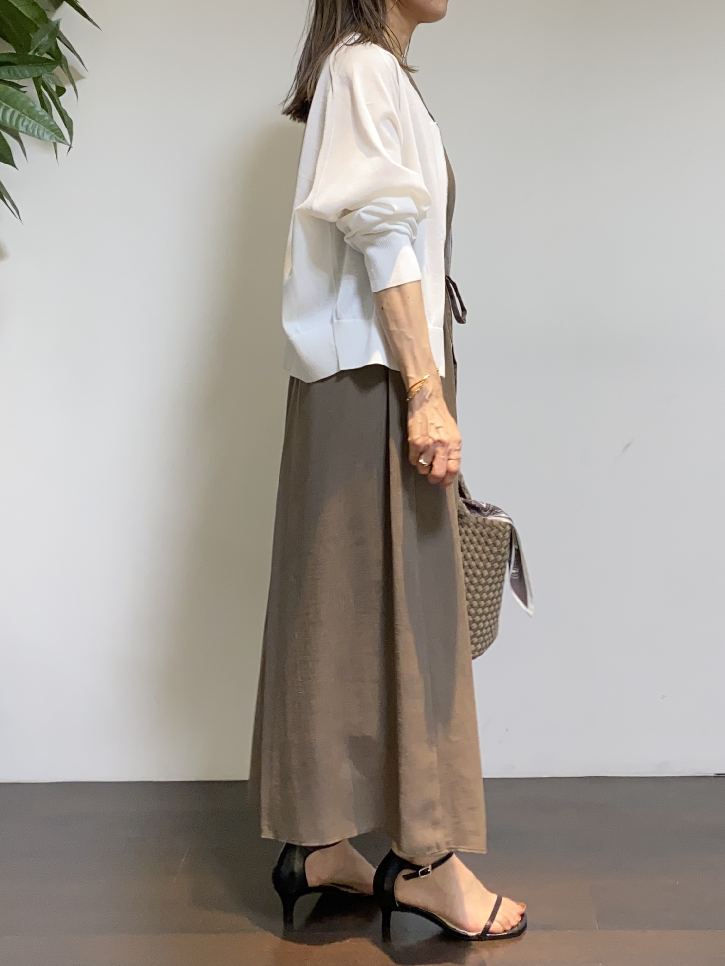 tomoさんの「UNTITLED｜【アンサンブル可/日除け・冷房対策】シアーレーヨンZIPカーディガン」を使ったコーディネート