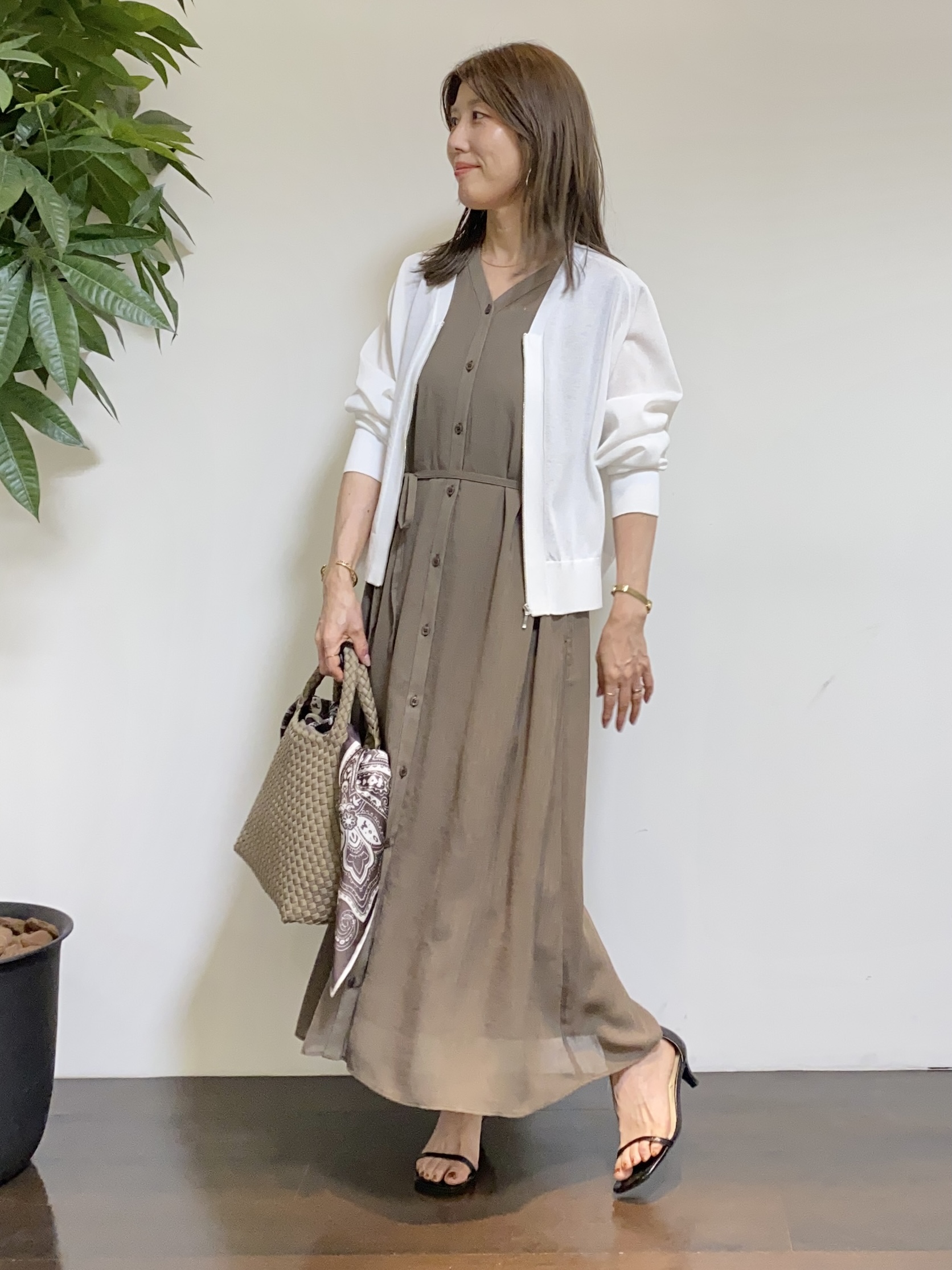 tomoさんの「UNTITLED｜【アンサンブル可/日除け・冷房対策】シアーレーヨンZIPカーディガン」を使ったコーディネート