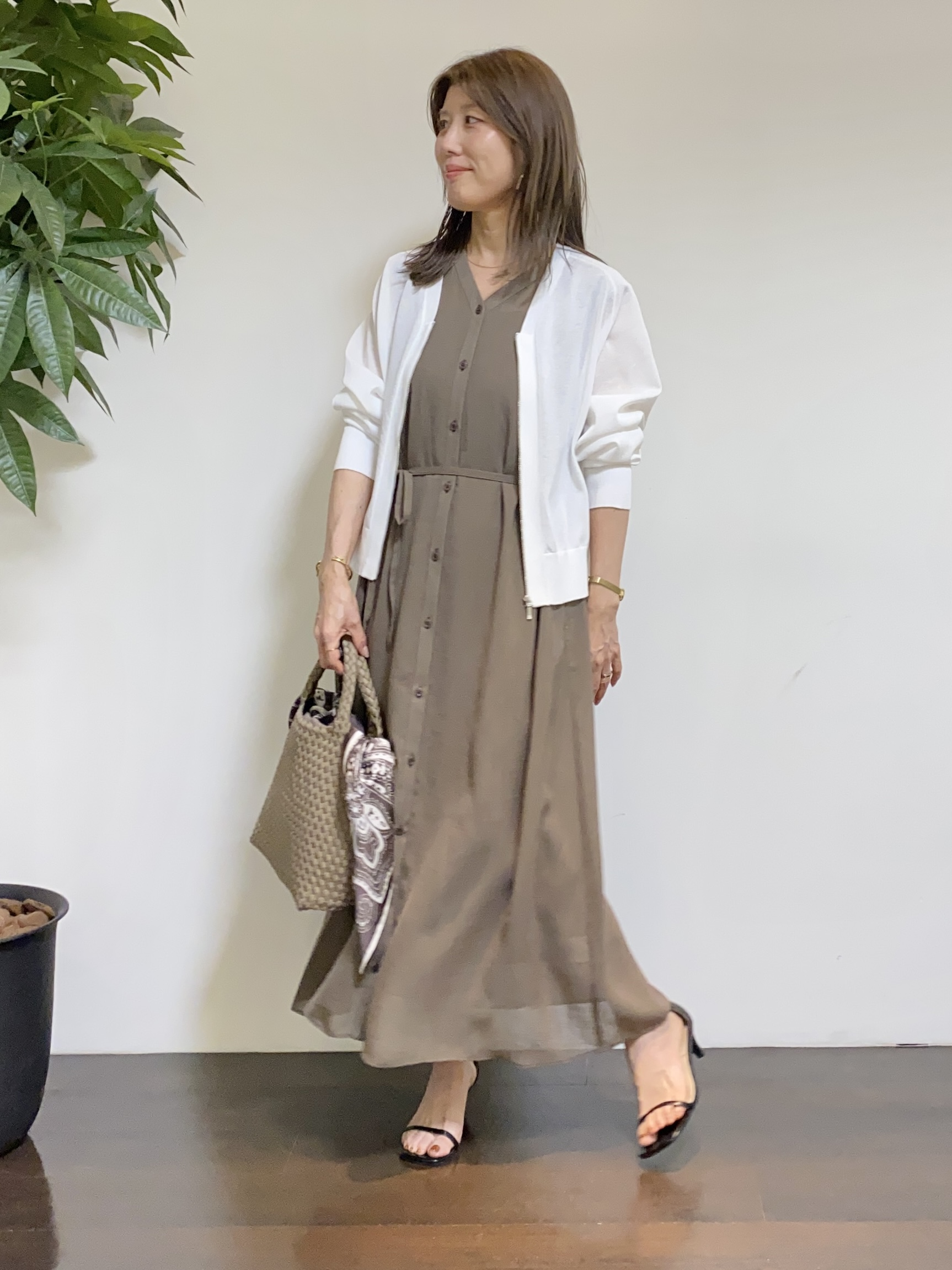 tomoさんの「UNTITLED｜【アンサンブル可/日除け・冷房対策】シアーレーヨンZIPカーディガン」を使ったコーディネート