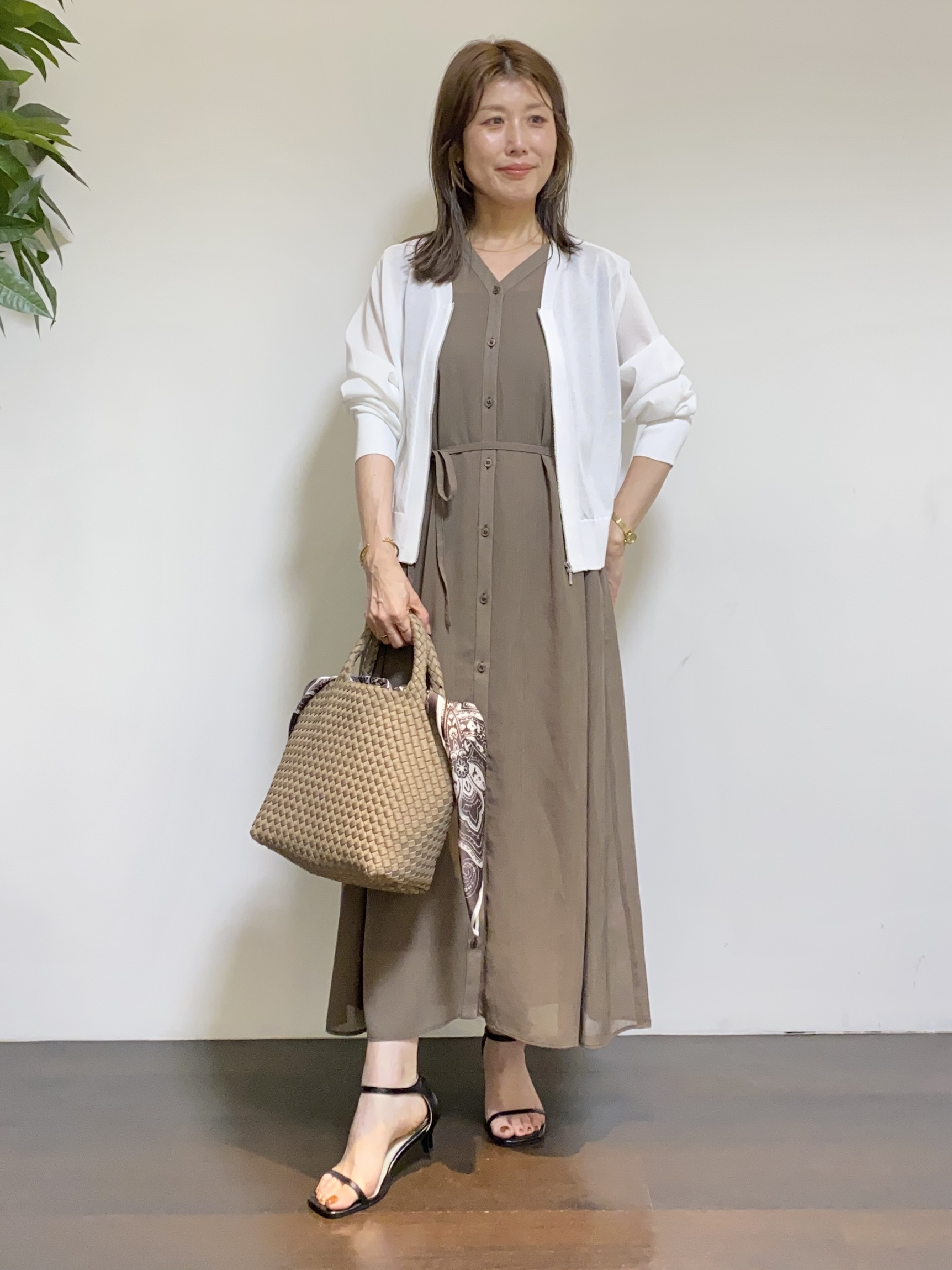 tomoさんの「UNTITLED｜【アンサンブル可/日除け・冷房対策】シアーレーヨンZIPカーディガン」を使ったコーディネート