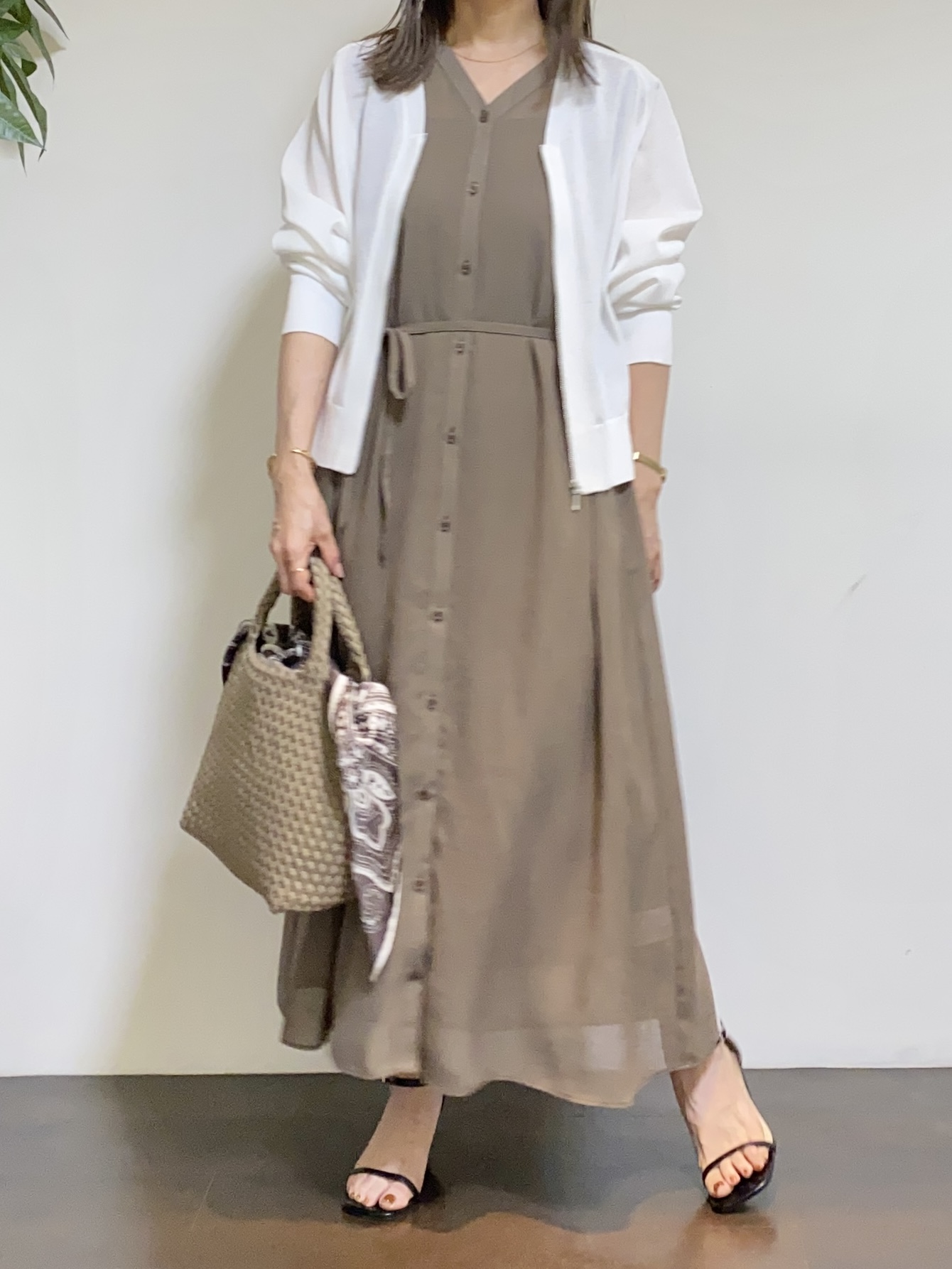 tomoさんの「UNTITLED｜【アンサンブル可/日除け・冷房対策】シアーレーヨンZIPカーディガン」を使ったコーディネート