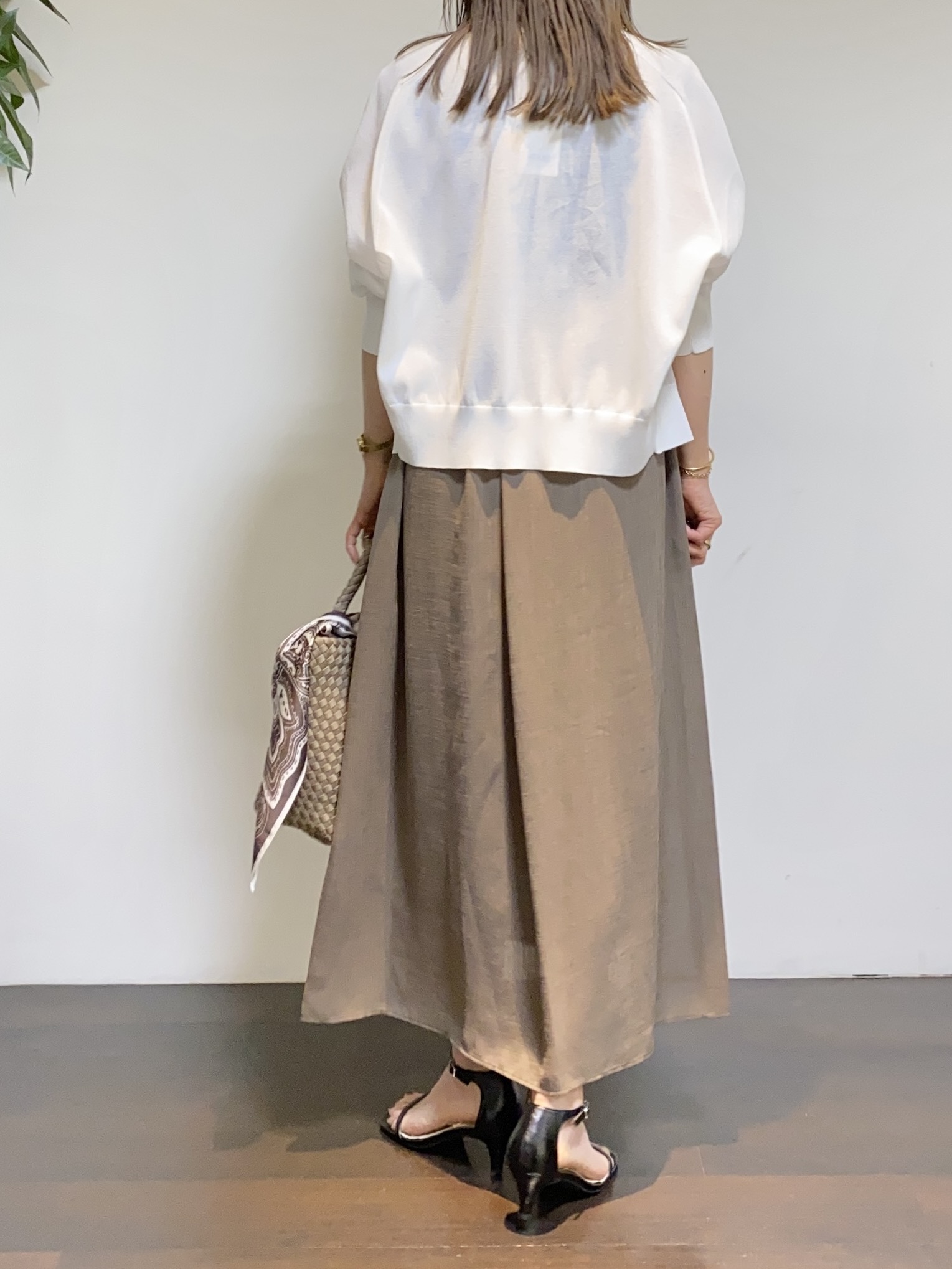 tomoさんの「UNTITLED｜【アンサンブル可/日除け・冷房対策】シアーレーヨンZIPカーディガン」を使ったコーディネート