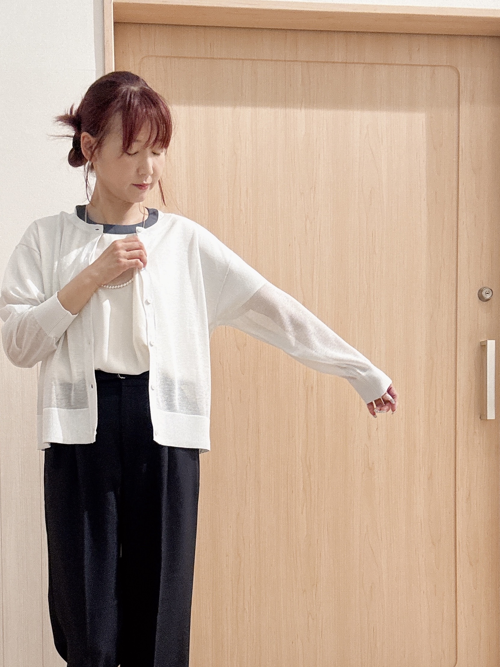 モカさんの「SHOO･LA･RUE｜【さらり快適/洗濯機可/S-LL】シアーラメカーディガン」を使ったコーディネート