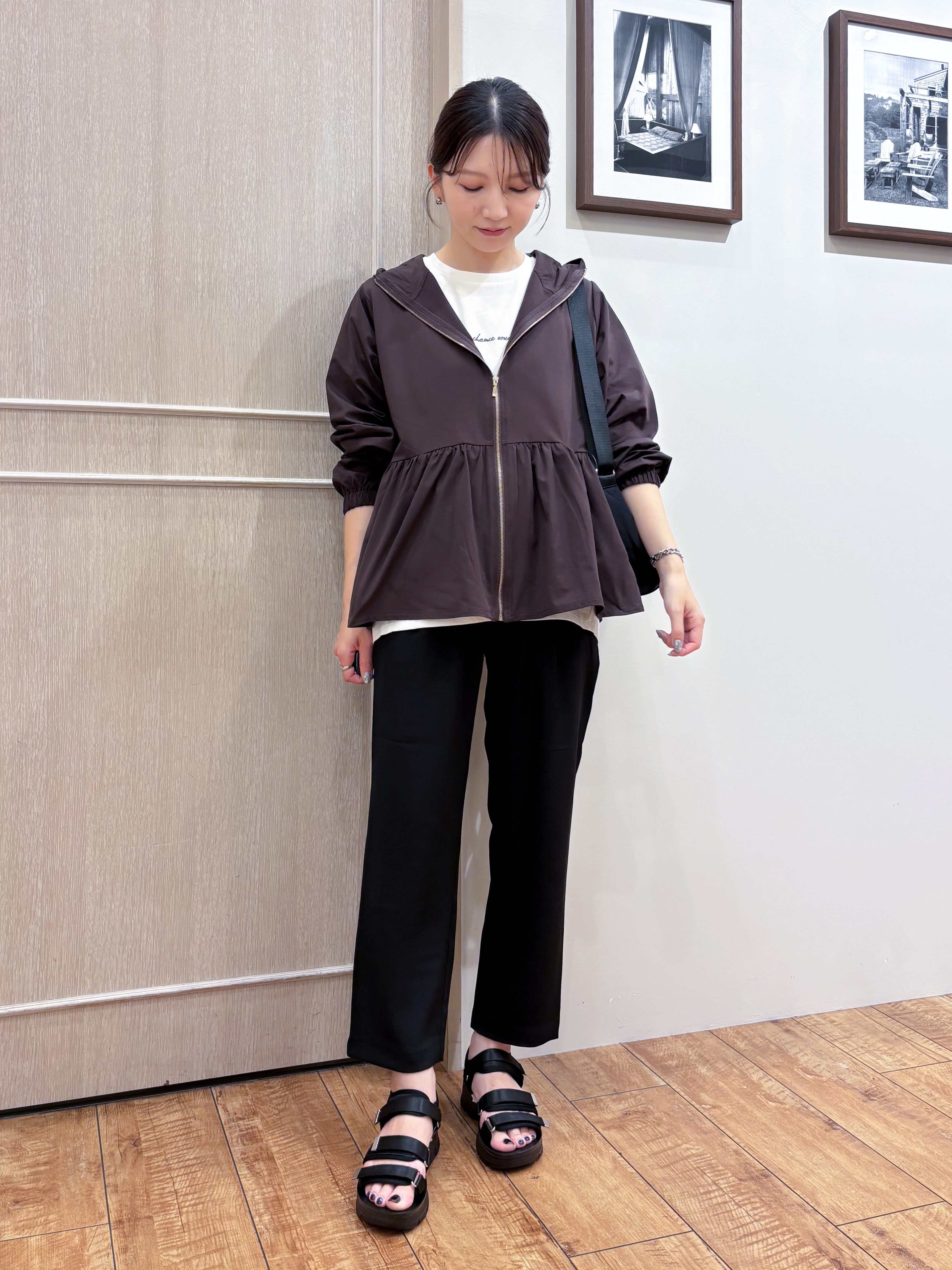 なみさんの「SHOO･LA･RUE｜【ひんやり/S-LL/体型カバー】ペプラムフリルとゴールドパーツが女性らしい UVパーカ」を使ったコーディネート