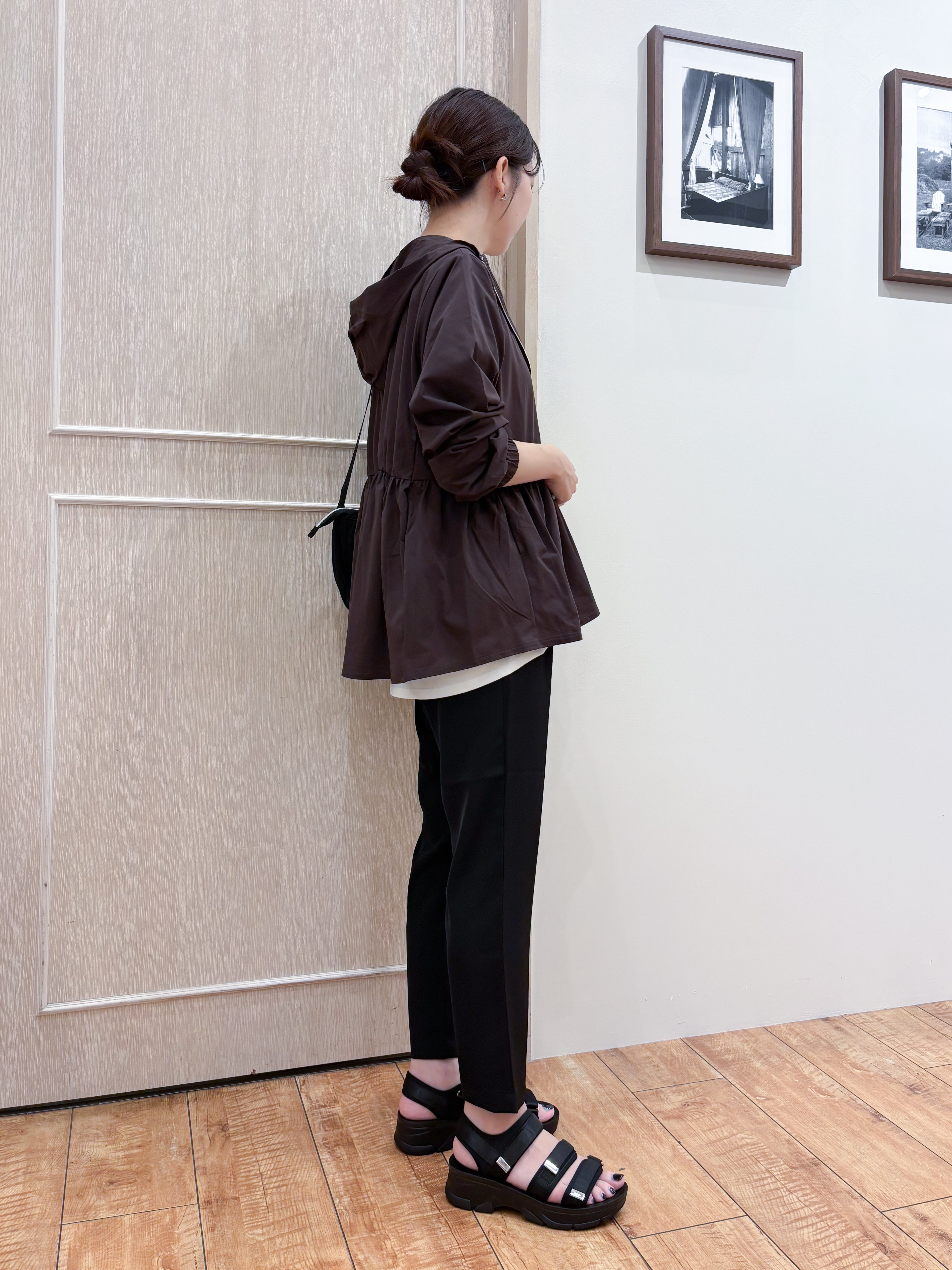 なみさんの「SHOO･LA･RUE｜【ひんやり/S-LL/体型カバー】ペプラムフリルとゴールドパーツが女性らしい UVパーカ」を使ったコーディネート