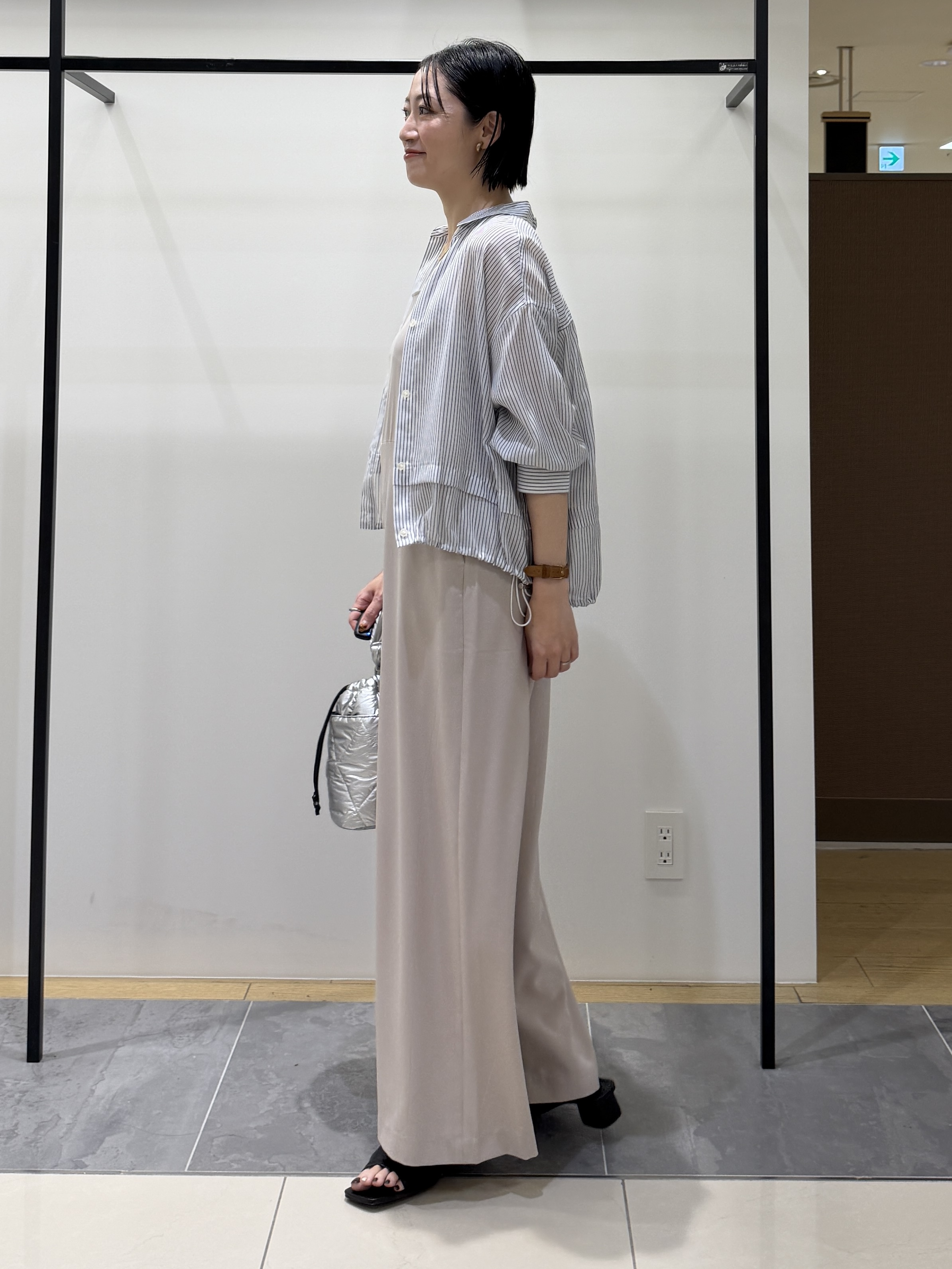 shihoさんの「INDIVI｜【接触冷感／洗える／2WAY】ドロスト付 シアーシャンブレーシャツ」を使ったコーディネート