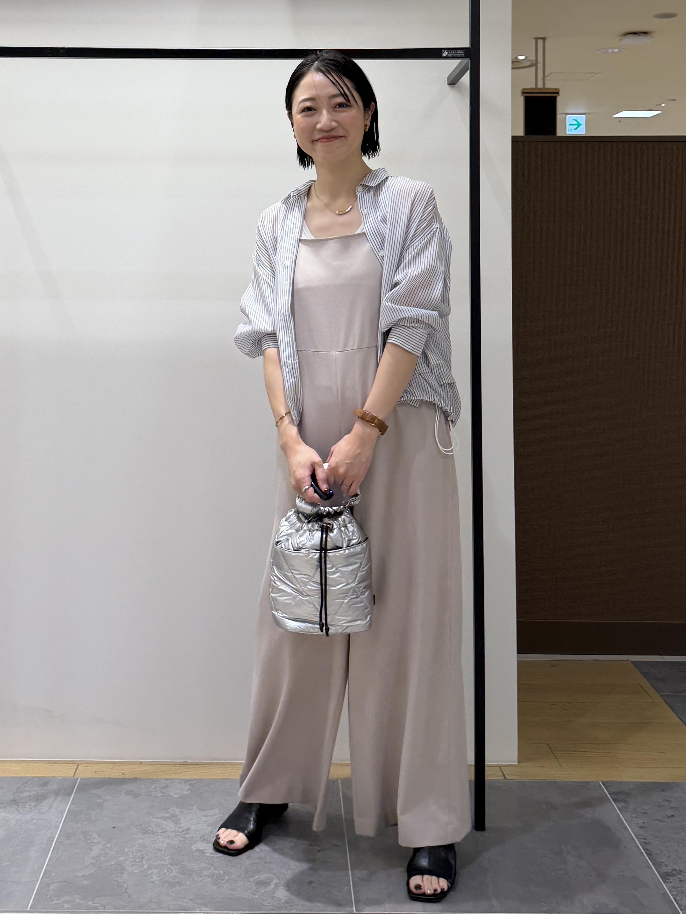 shihoさんの「INDIVI｜【接触冷感／洗える／2WAY】ドロスト付 シアーシャンブレーシャツ」を使ったコーディネート