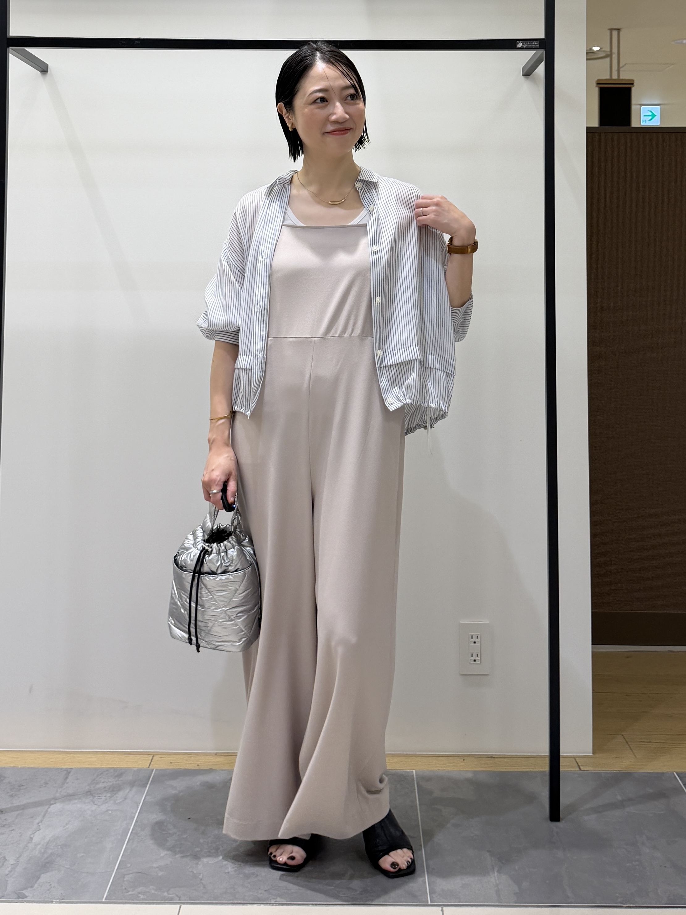 shihoさんの「INDIVI｜【接触冷感／洗える／2WAY】ドロスト付 シアーシャンブレーシャツ」を使ったコーディネート