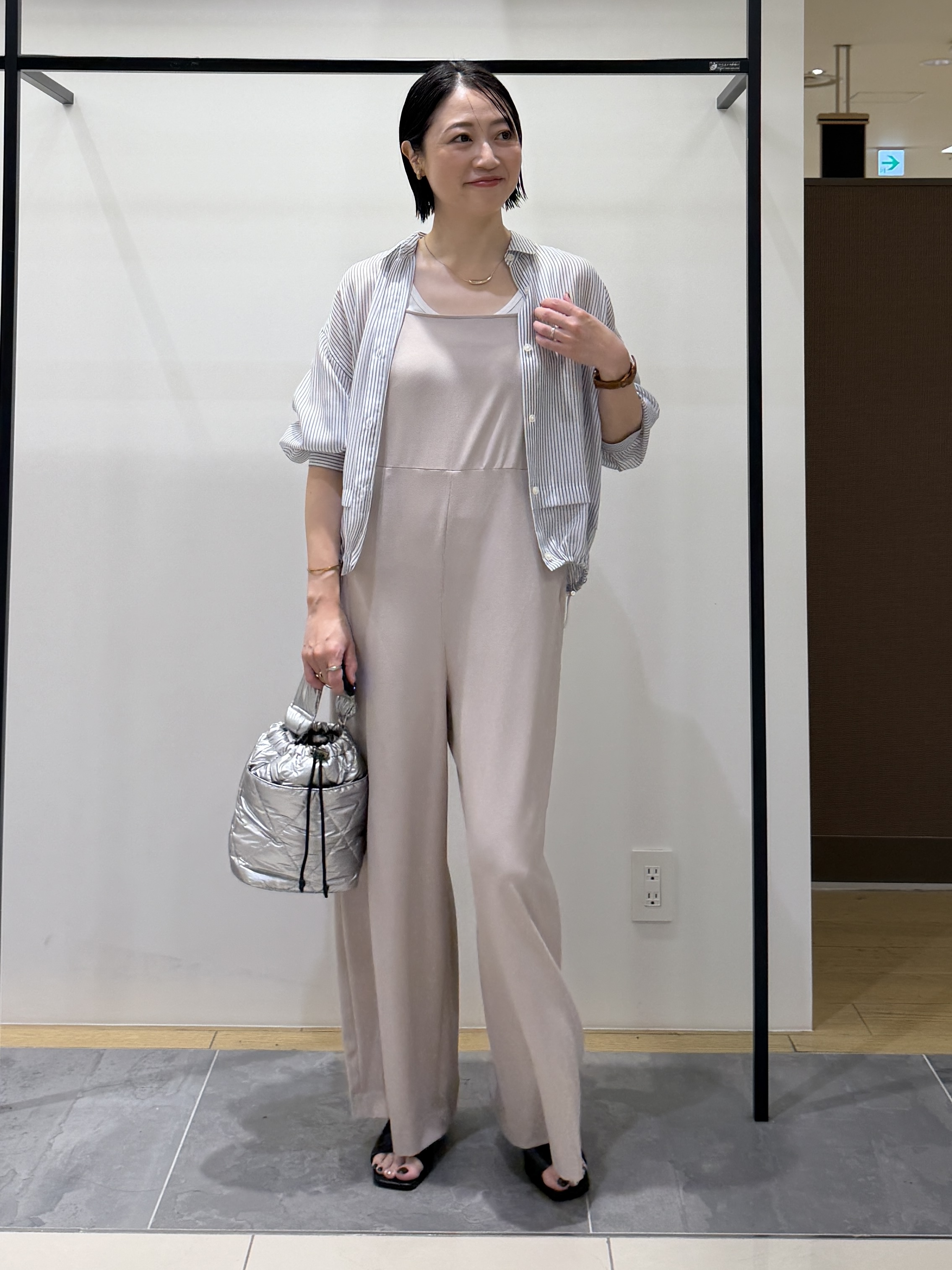 shihoさんの「INDIVI｜【接触冷感／洗える／2WAY】ドロスト付 シアーシャンブレーシャツ」を使ったコーディネート